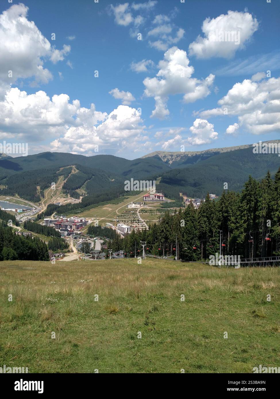 Seggiovia ski lift a Bukovel Carpathians Mountains Ucraina cabinovia sport estremo concetto di cabinovia verticale Foto Stock