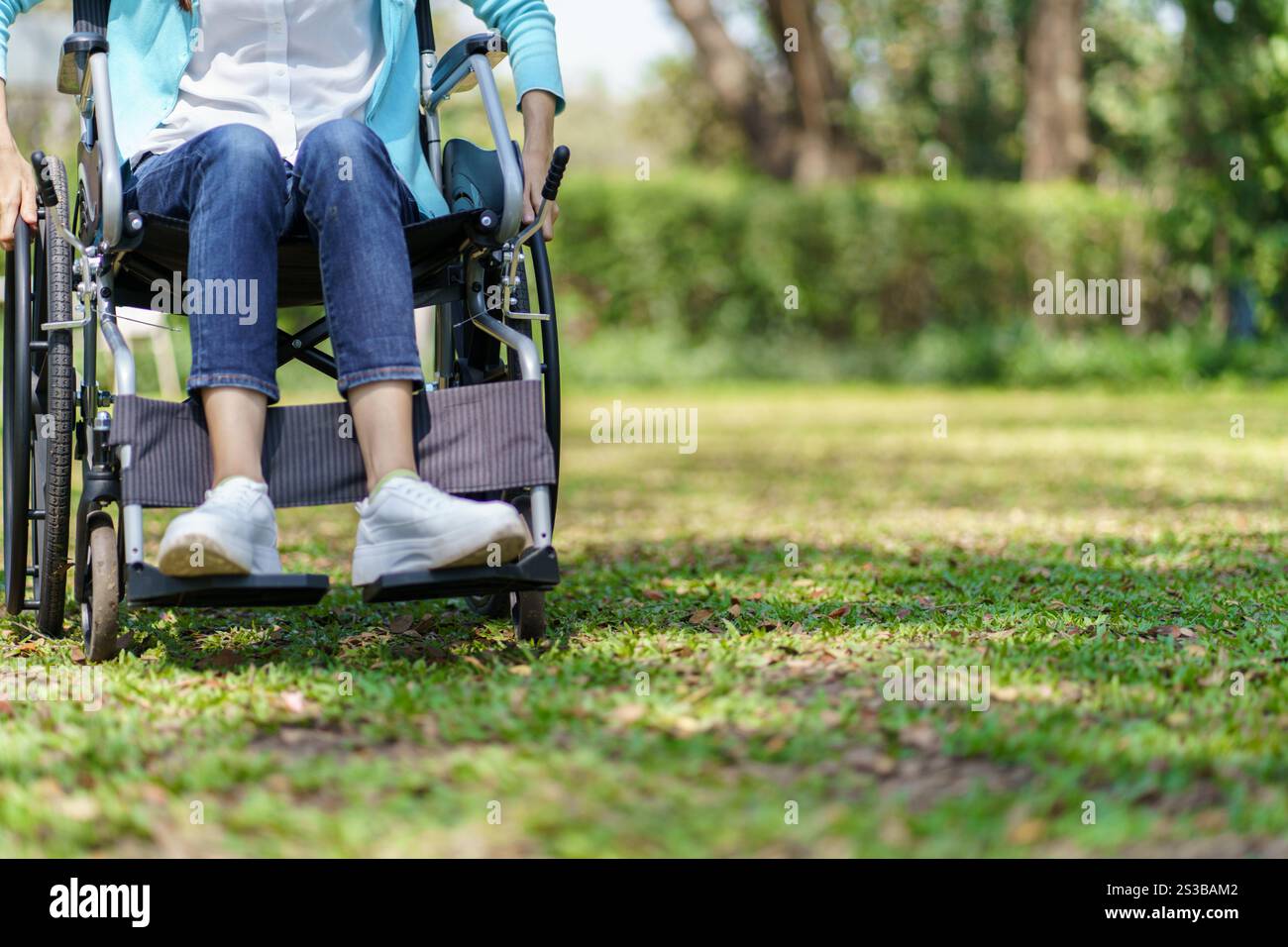 Giovane donna asiatica in sedia a rotelle con pensiero positivo Foto Stock