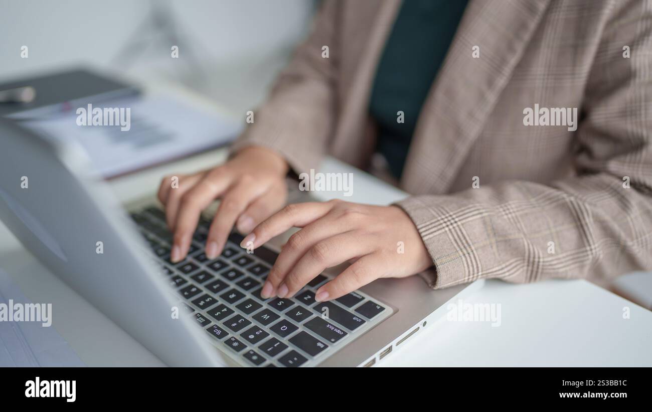 Donna d'affari che lavora con le mani di un notebook che digita la tastiera. Investitore professionista che lavora per un nuovo progetto di Start-up. pianificazione aziendale in ufficio. Tecnologia Foto Stock