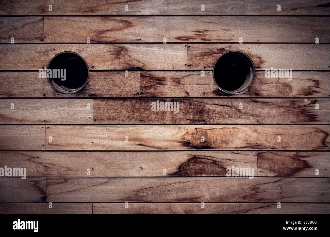 Struttura in legno marrone con oblò. Sfondo rustico vintage. Struttura in legno marrone con oblò Foto Stock