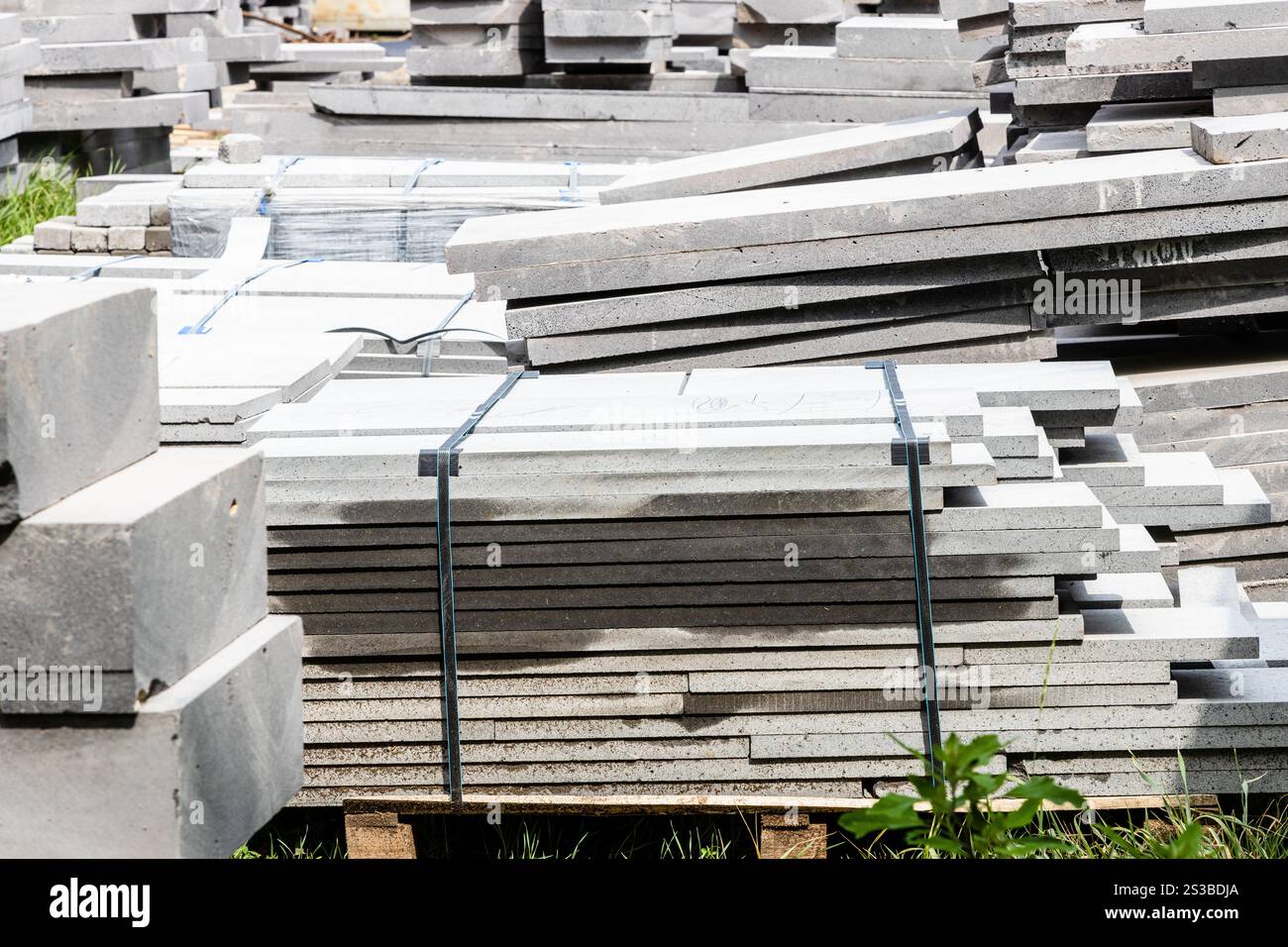 Lastre e cordoli di cemento per la riparazione di piazza urbana nella città di Gyumri, Armenia, il giorno d'estate Foto Stock