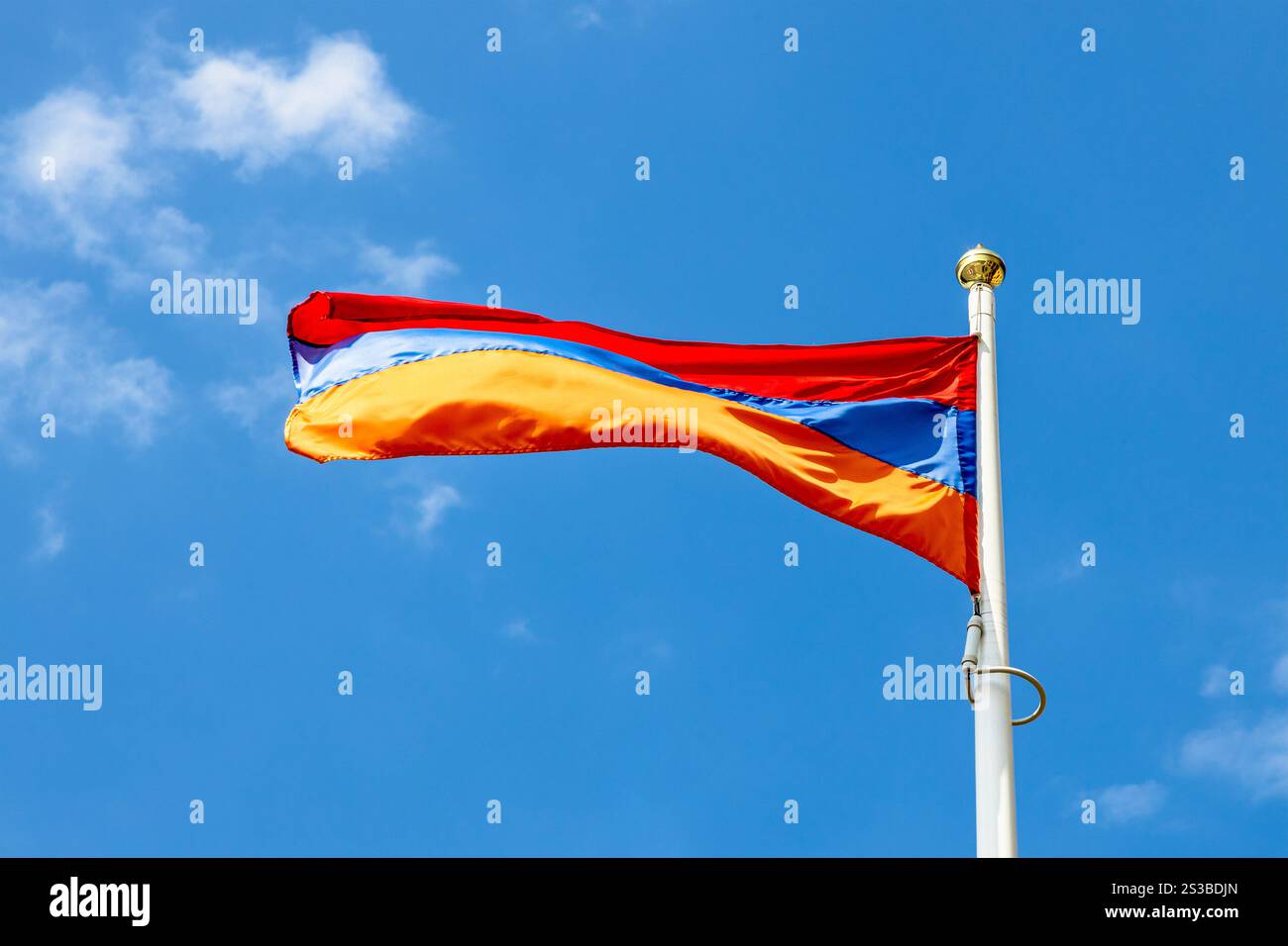 Bandiera dello stato armeno e cielo blu sullo sfondo nella soleggiata giornata estiva nella città di Gyumri, in Armenia, nella soleggiata giornata estiva Foto Stock