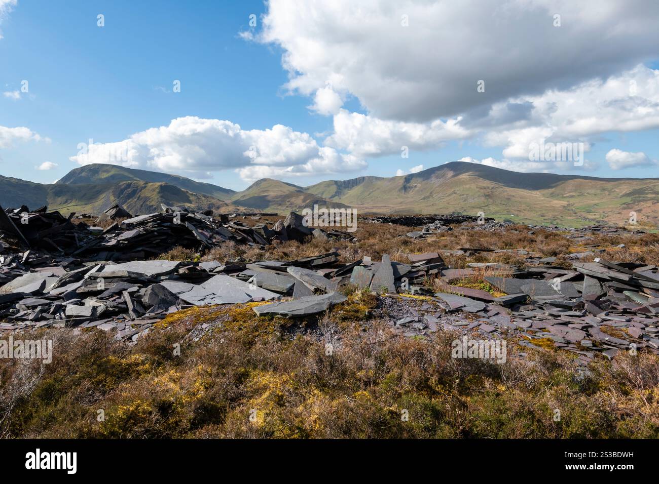 Paesaggio aspro nella vecchia cava di ardesia in disuso a Dinorwig, sulle montagne del parco nazionale di Snowdonia, nel Galles del Nord. Foto Stock