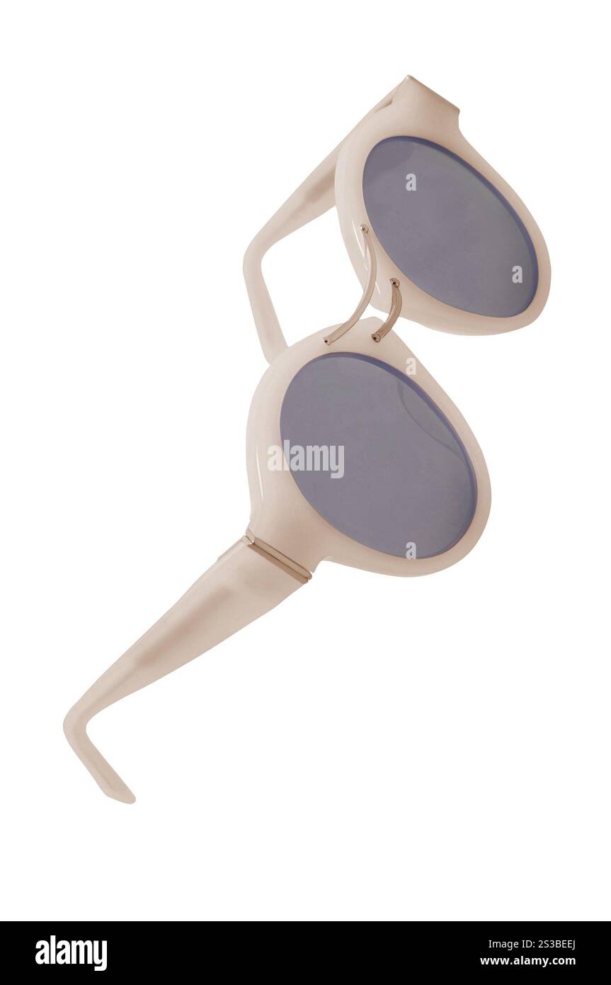 Occhiali da sole da donna isolati. Occhiali da sole blu da donna isolati Foto Stock