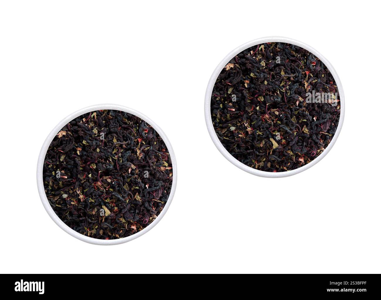 tazza da tè con tè isolato su sfondo bianco. tazza da tè Foto Stock