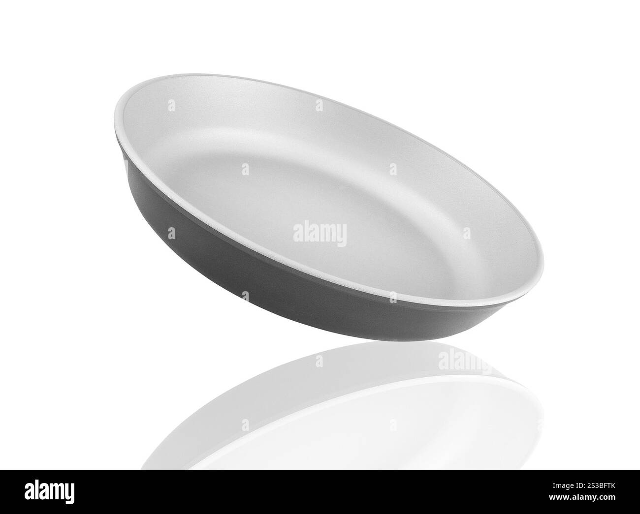 padella isolata su sfondo bianco. padella isolata Foto Stock