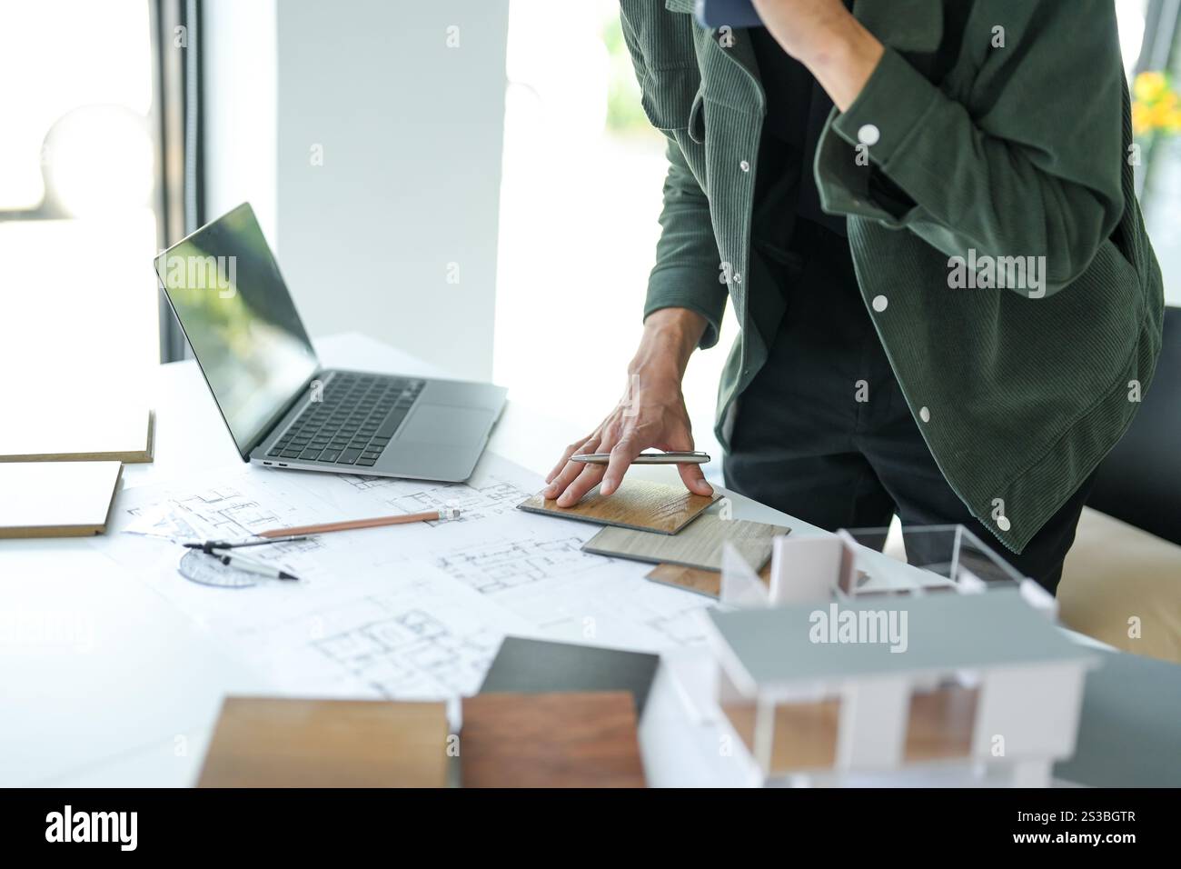 Architettura interni uomo progetto creativo progettazione casa designer e scegliere i materiali per interni disegnando gli interni su un progetto Foto Stock