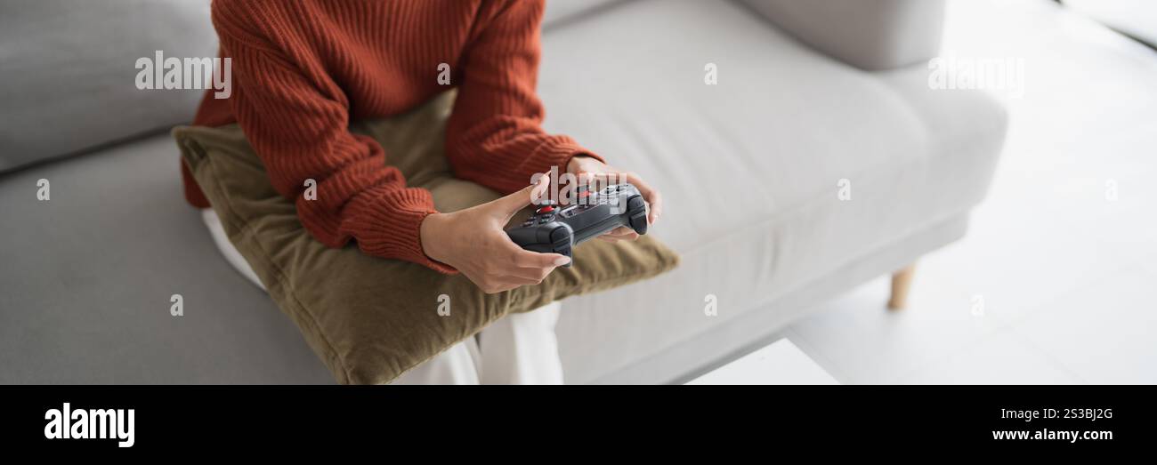 Obesa donna asiatica dieta perdita di peso in abbigliamento sportivo utilizzando smartphone dopo l'allenamento per il controllo del peso a casa salute benessere Foto Stock