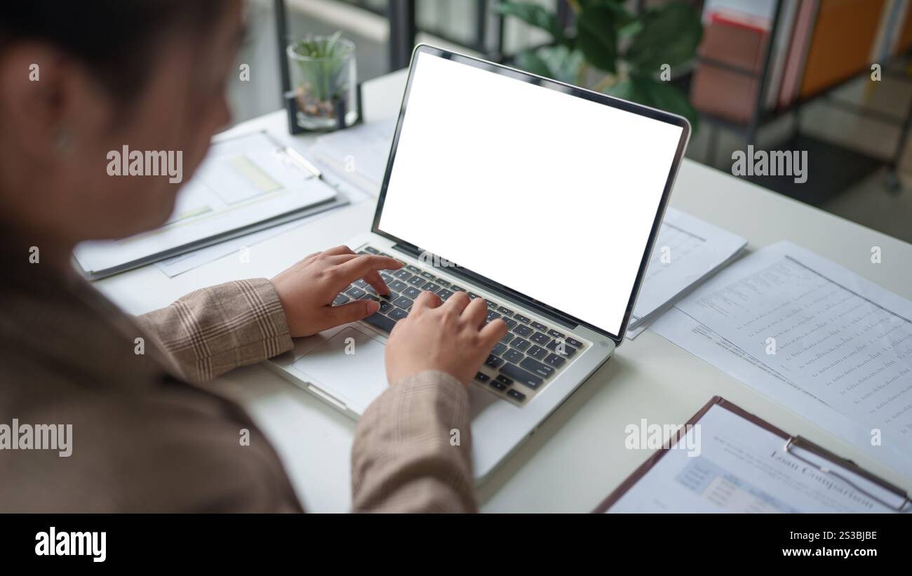 Donna d'affari che lavora con le mani di un notebook che digita la tastiera. Investitore professionista che lavora per un nuovo progetto di Start-up. pianificazione aziendale in ufficio. Tecnologia Foto Stock