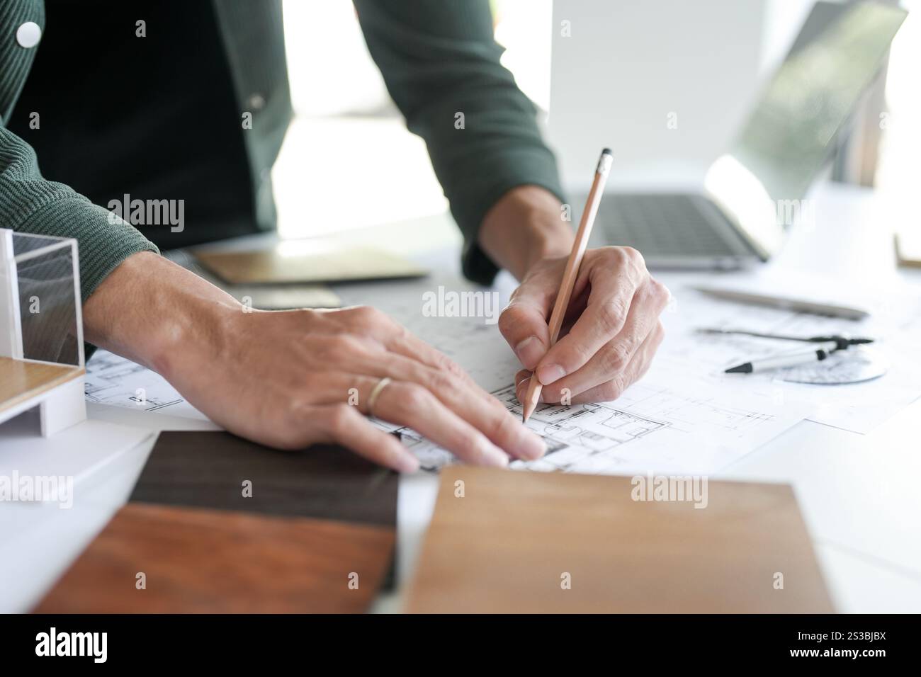 Architettura interni uomo progetto creativo progettazione casa designer e scegliere i materiali per interni disegnando gli interni su un progetto Foto Stock