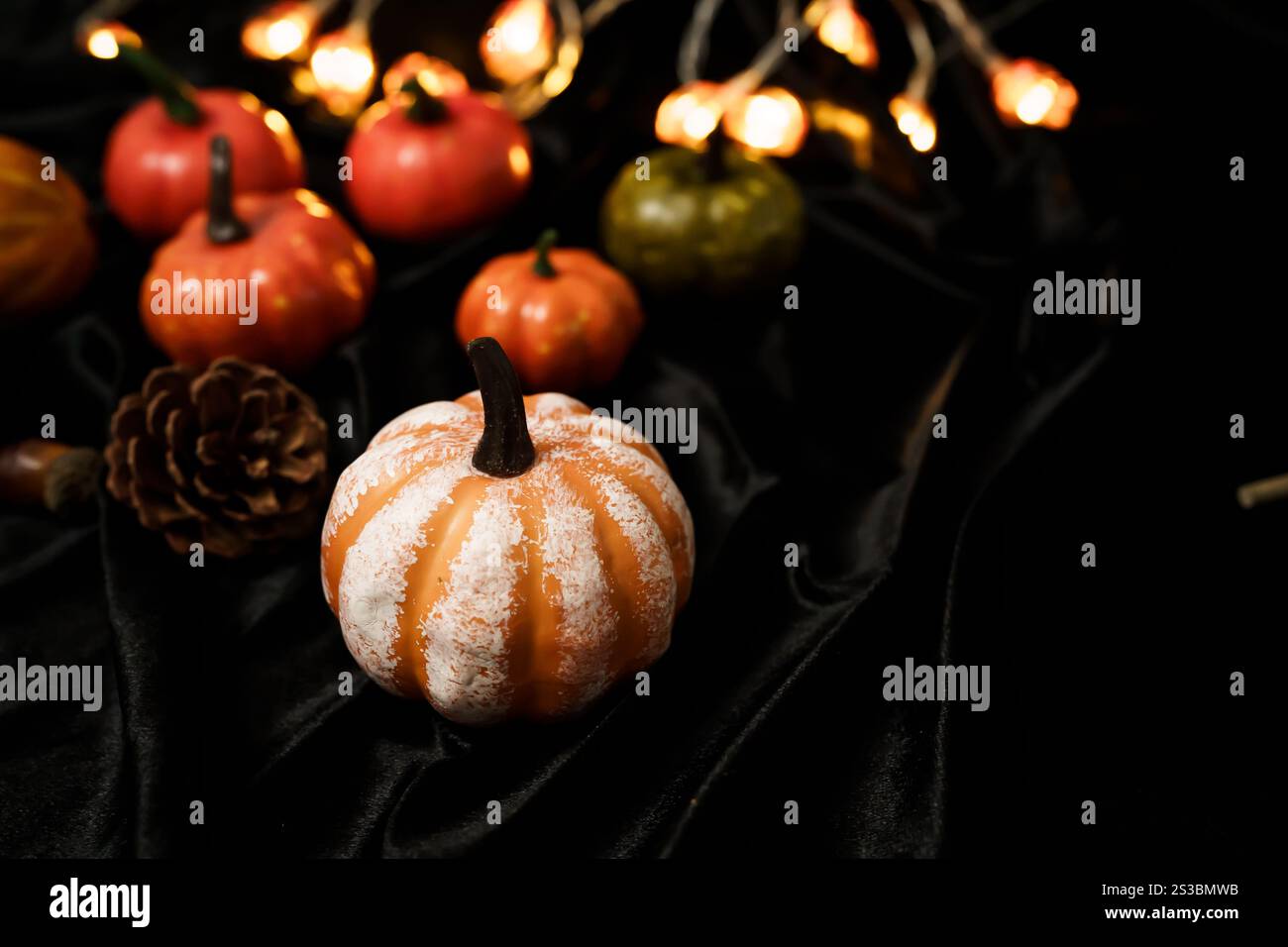 Sfondo delle decorazioni di Halloween. Halloween pauroso testa di zucca su un tavolo di legno concetto di Halloween per le vacanze. Foto Stock Sfondo delle decorazioni di Halloween. Halloween pauroso testa di zucca su un tavolo di legno concetto di Halloween per le vacanze. Foto Stock