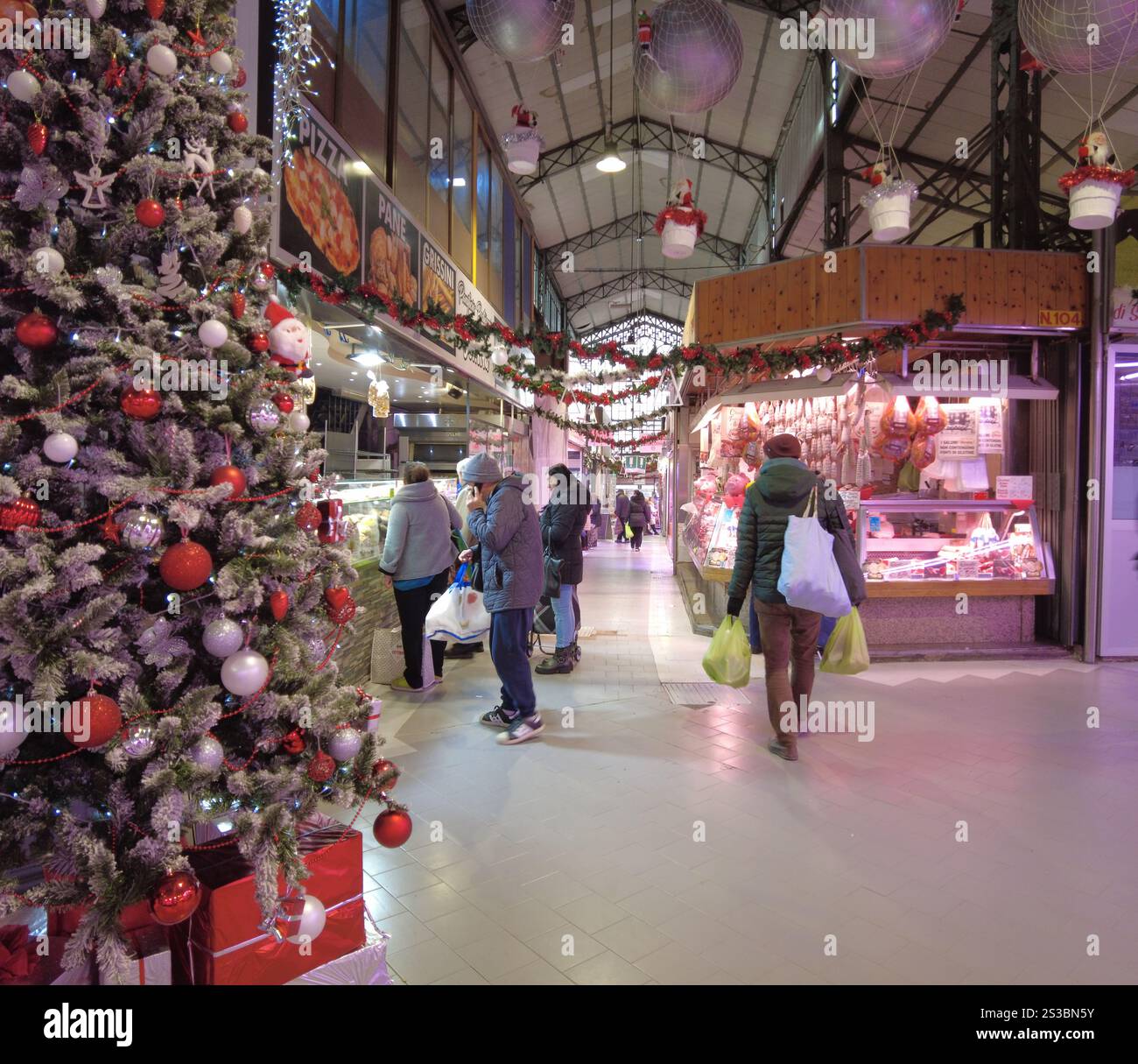 Torino, Piemonte, Italia - 9 gennaio 2025: Clienti e venditori al mercato interno porta Palazzo, la più grande area di mercato d'Europa. Foto Stock