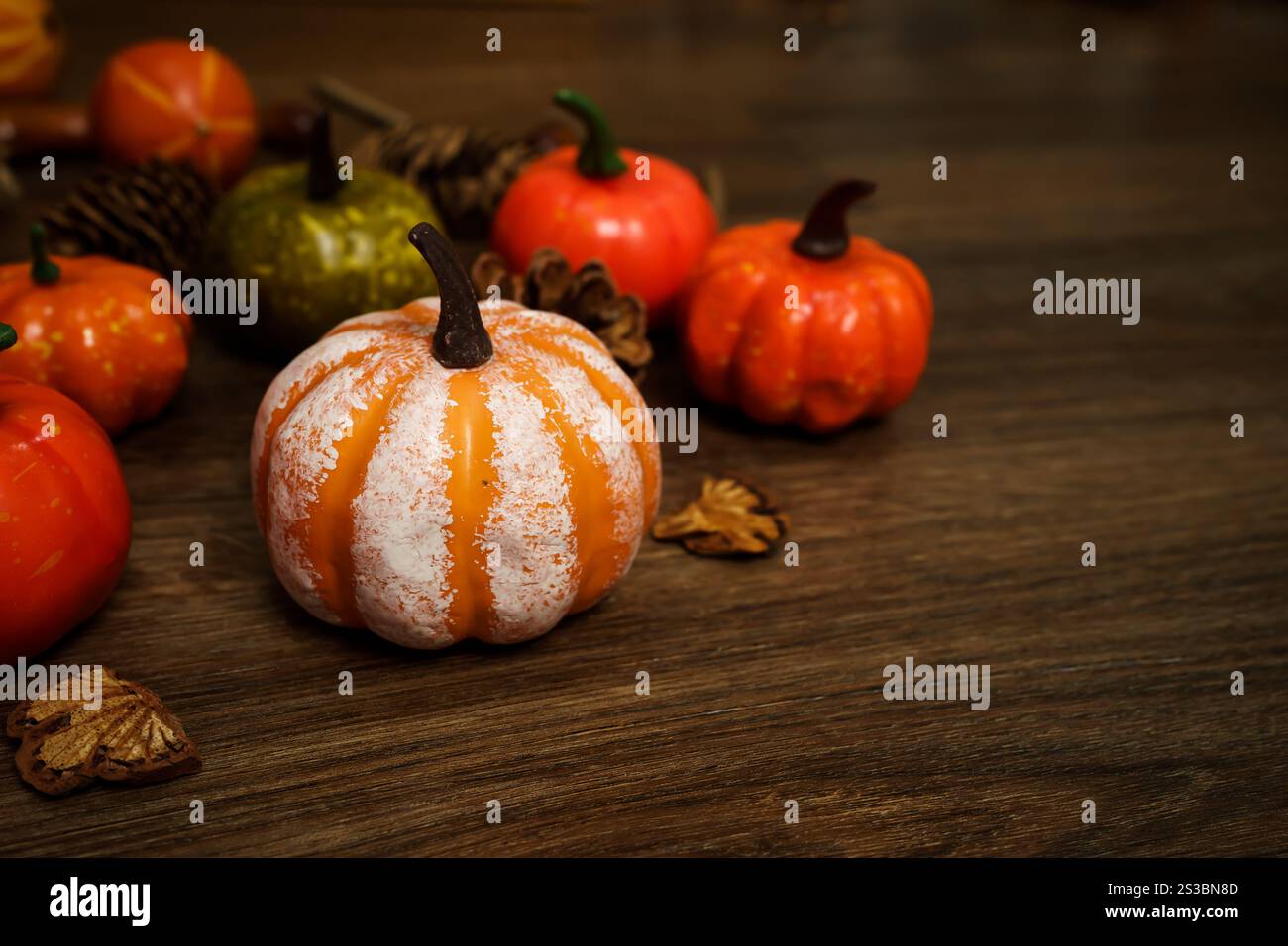 Sfondo delle decorazioni di Halloween. Halloween pauroso testa di zucca su un tavolo di legno concetto di Halloween per le vacanze. Foto Stock Sfondo delle decorazioni di Halloween. Halloween pauroso testa di zucca su un tavolo di legno concetto di Halloween per le vacanze. Foto Stock