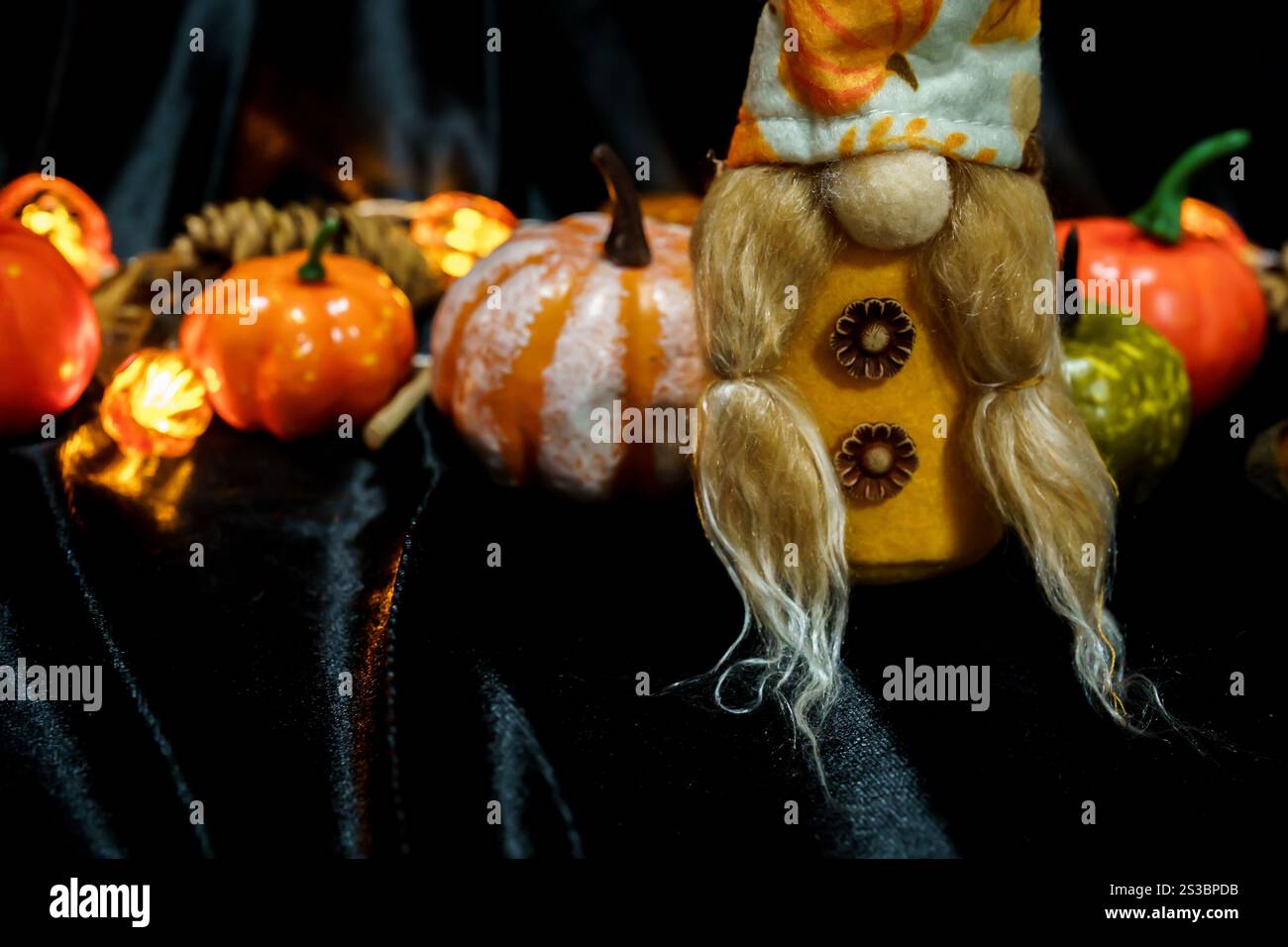 Sfondo delle decorazioni di Halloween. Halloween pauroso testa di zucca su un tavolo di legno concetto di Halloween per le vacanze. Foto Stock