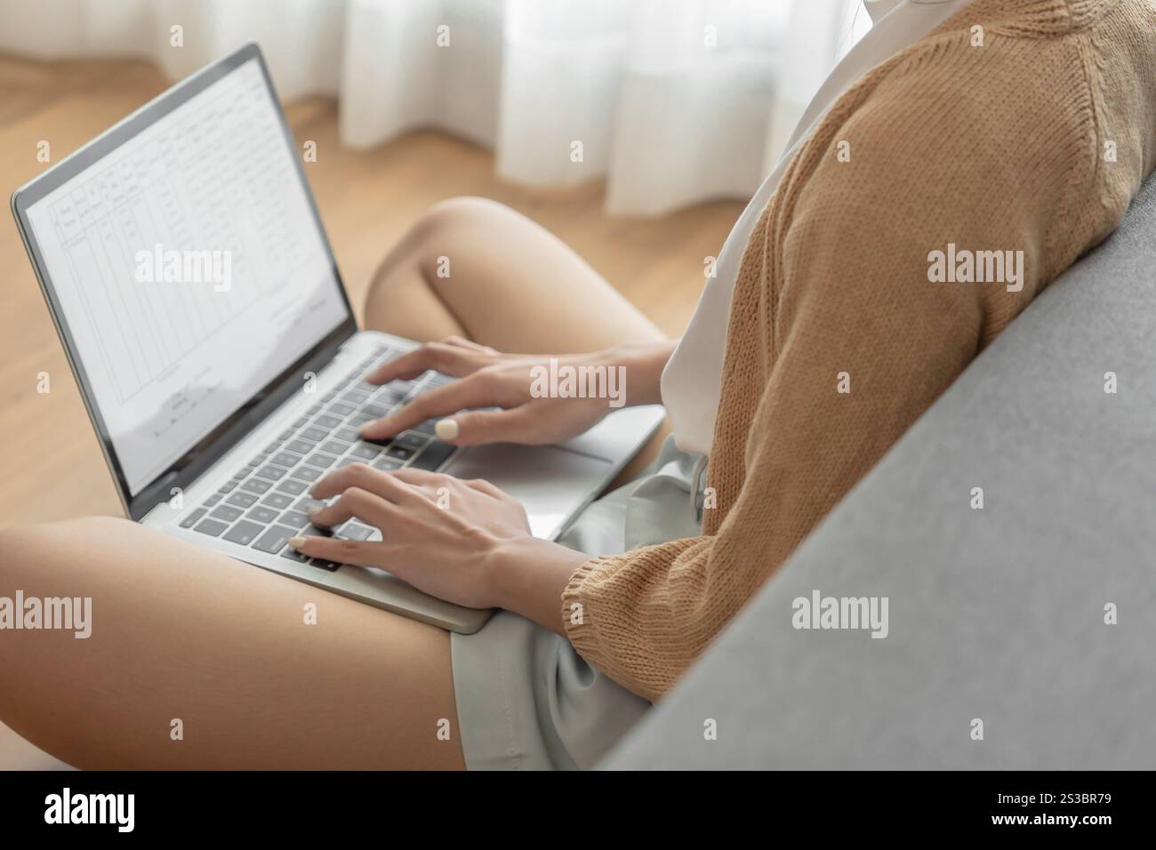 Donna che lavora utilizzando un computer portatile e digita le mani sulla tastiera. scrivere un blog. Lavorare a casa è a portata di mano macchina da scrivere. Foto Stock