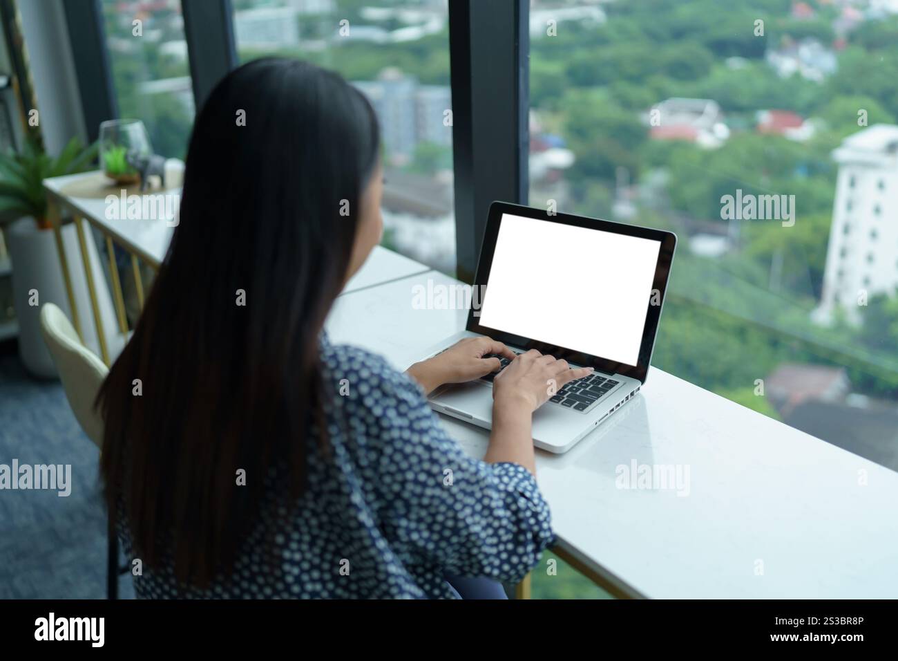 Donna asiatica nomade digitale freelancer lavoro di tipizzazione portatile in riunione online lavoro remoto . Foto Stock