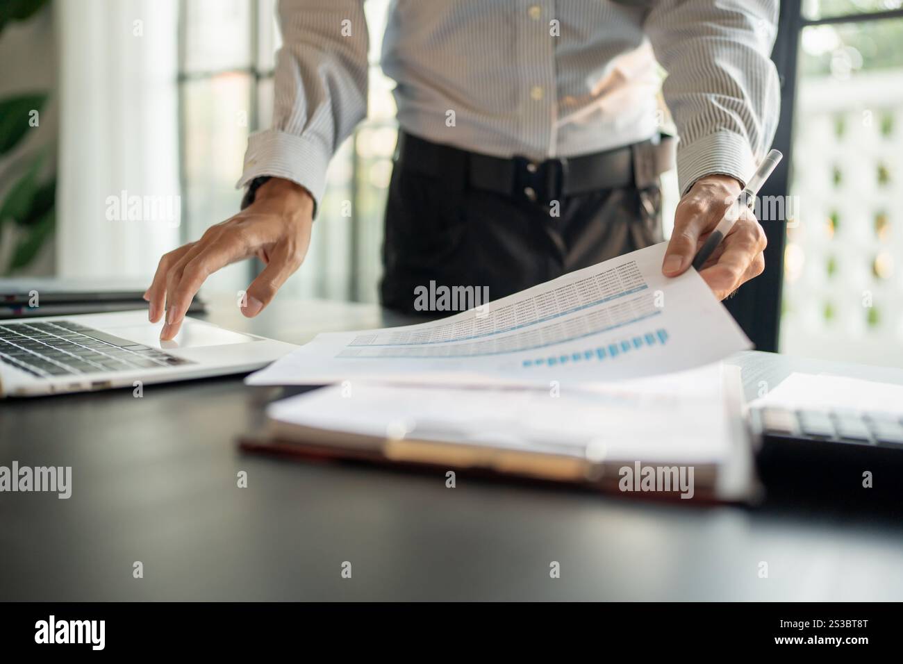 Revisore o personale interno addetto alle entrate, uomini d'affari che controllano il bilancio annuale dell'azienda. Concetto di audit Foto Stock