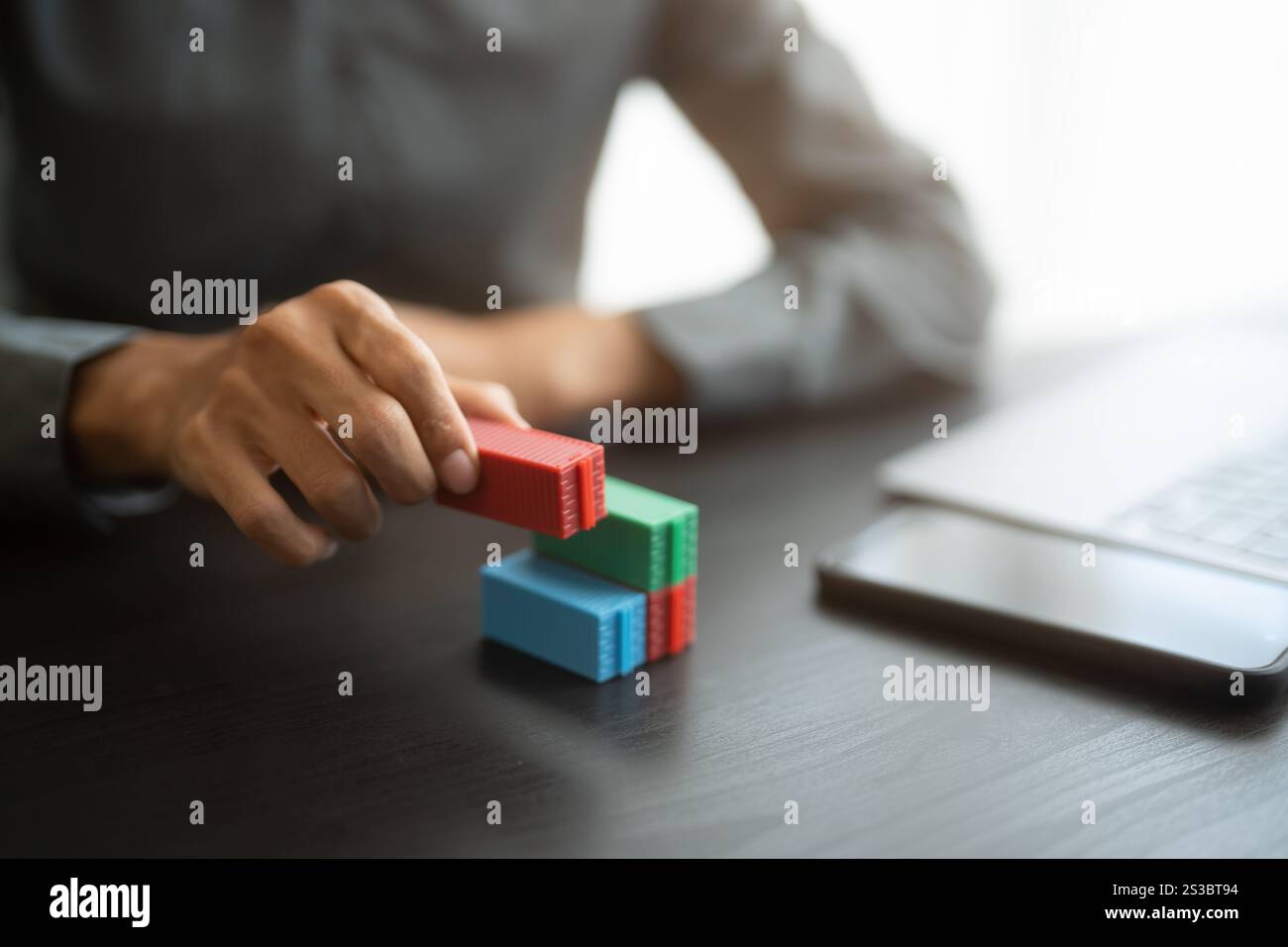 Global Shipping Business container logistica trasporto. Mano d'affari che tiene un container per il trasporto logistico di esportazione e importazione Foto Stock