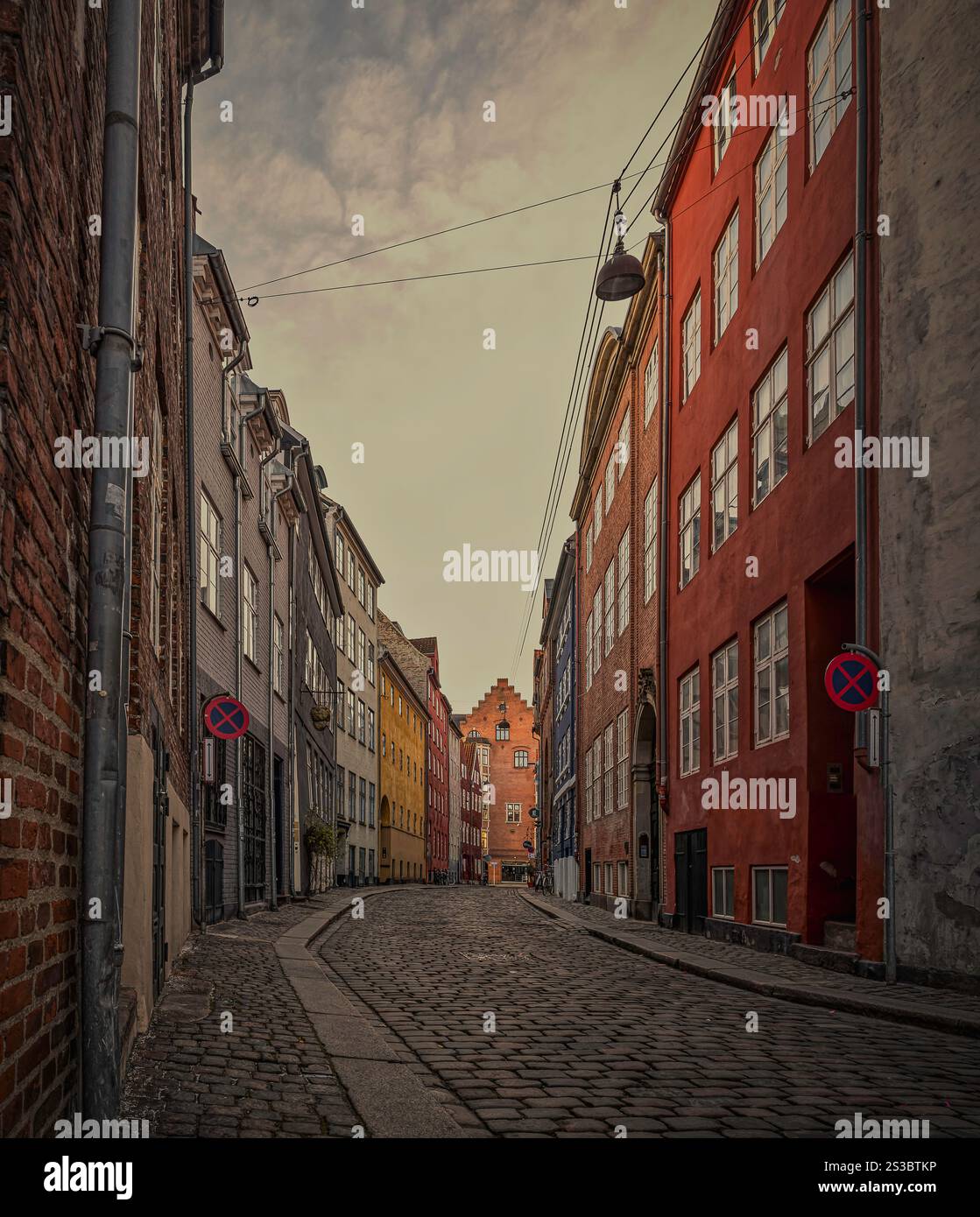 Vicolo colorato di Copenhagen al primo sguardo del mattino, 12 dicembre 2024 Foto Stock