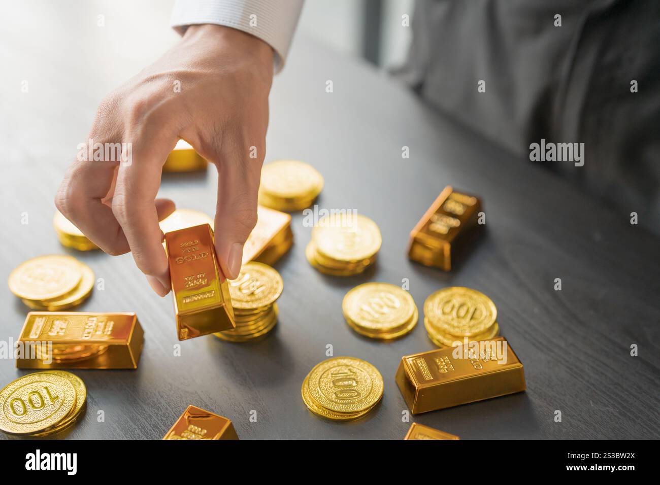 Uomo d'affari Gold Trading che offre oro investimenti in una società di estrazione dell'oro o Trading di oro in borsa aumento del prezzo dell'oro Foto Stock