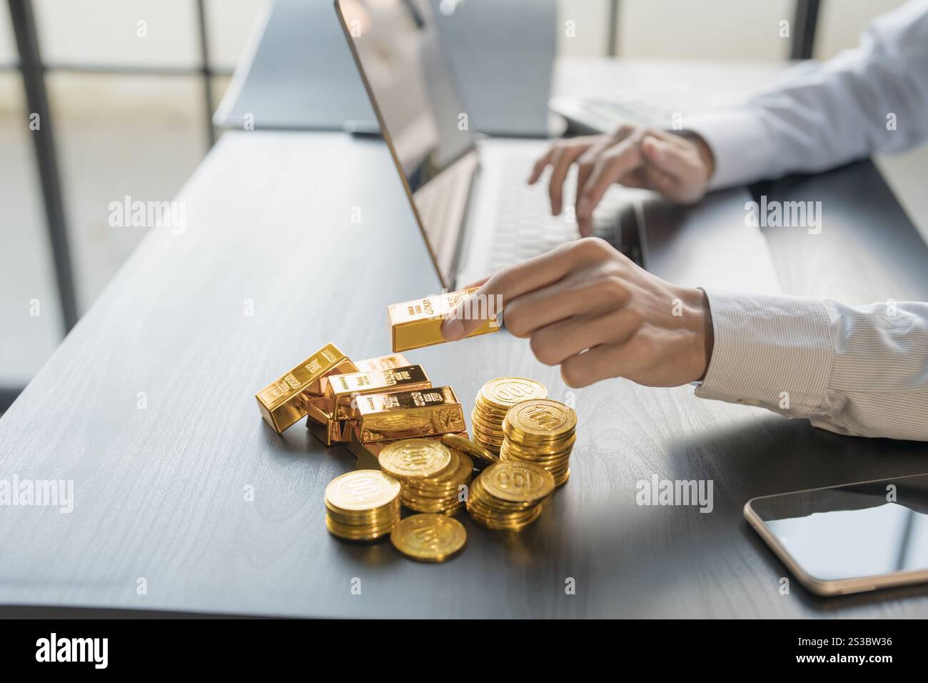 Uomo d'affari Gold Trading che offre oro investimenti in una società di estrazione dell'oro o Trading di oro in borsa aumento del prezzo dell'oro Foto Stock