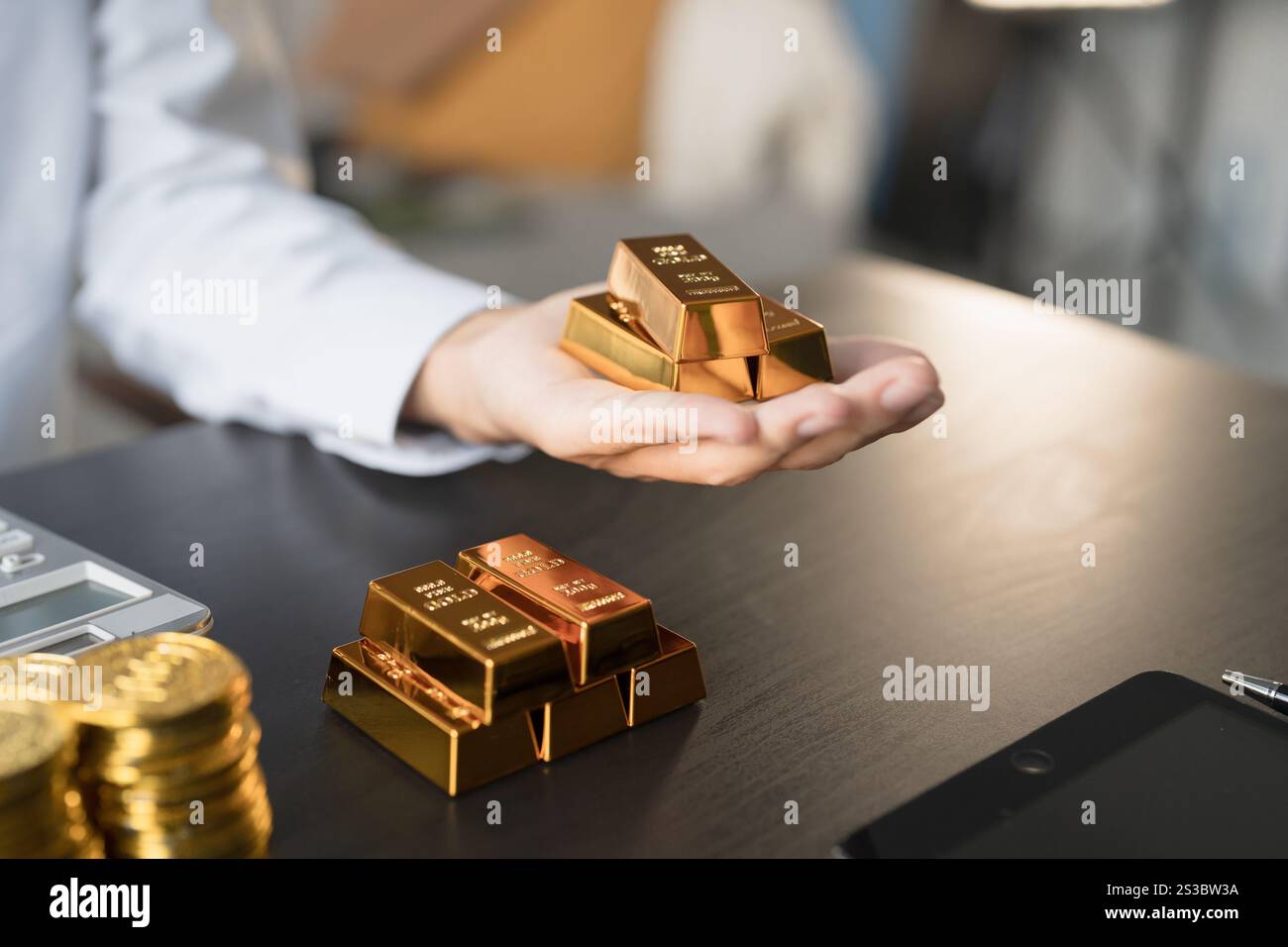 Uomo d'affari Gold Trading che offre oro investimenti in una società di estrazione dell'oro o Trading di oro in borsa aumento del prezzo dell'oro Foto Stock