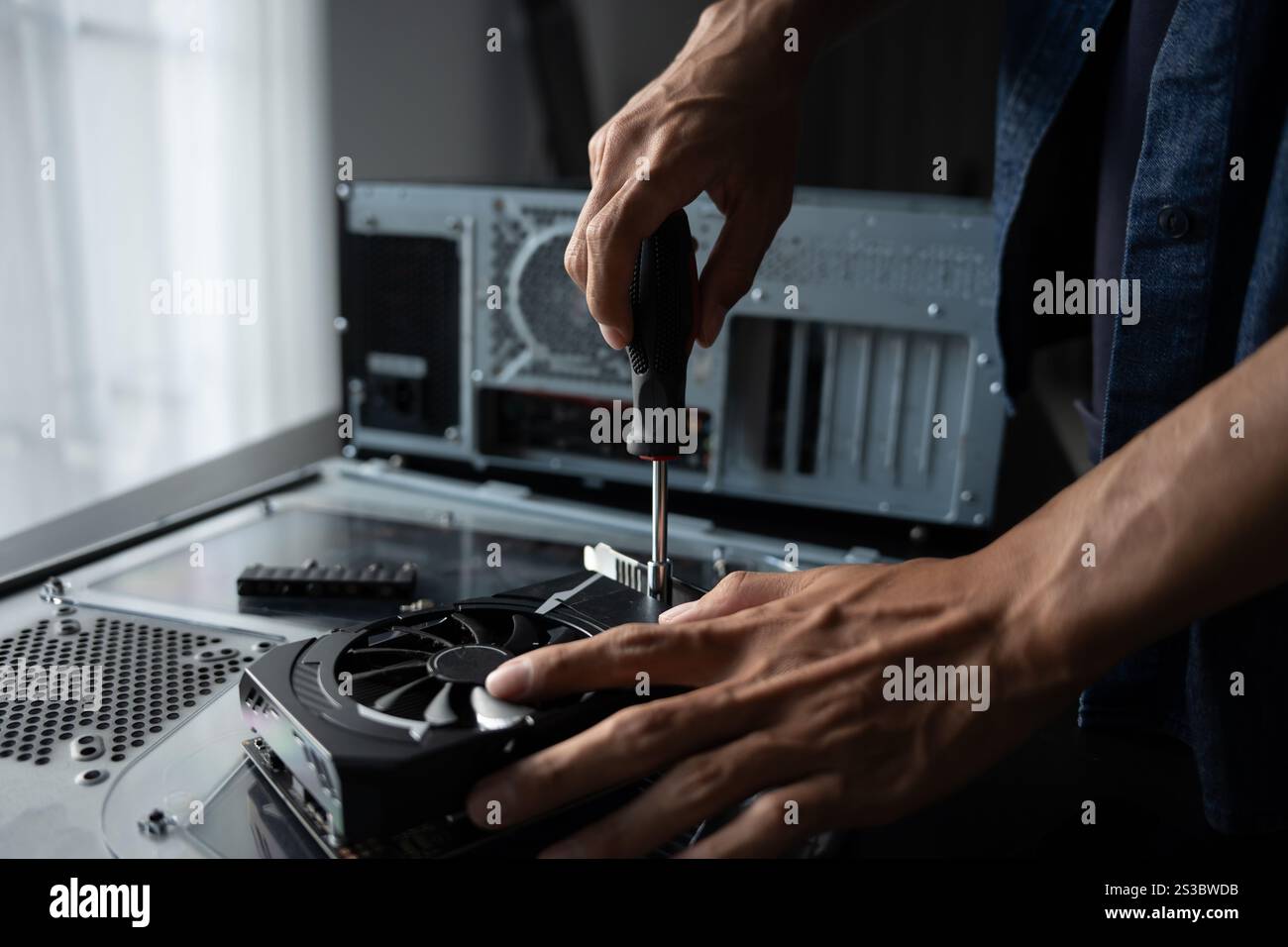 IT Engineer Installing hardware Equipment Development Facility Engineer Maintenance computer Motherboard Electronic repair shop Technology business. Foto Stock