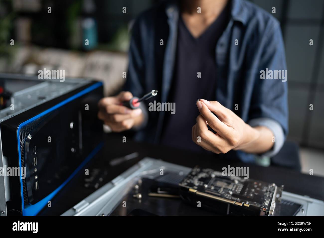 IT Engineer Installing hardware Equipment Development Facility Engineer Maintenance computer Motherboard Electronic repair shop Technology business. Foto Stock