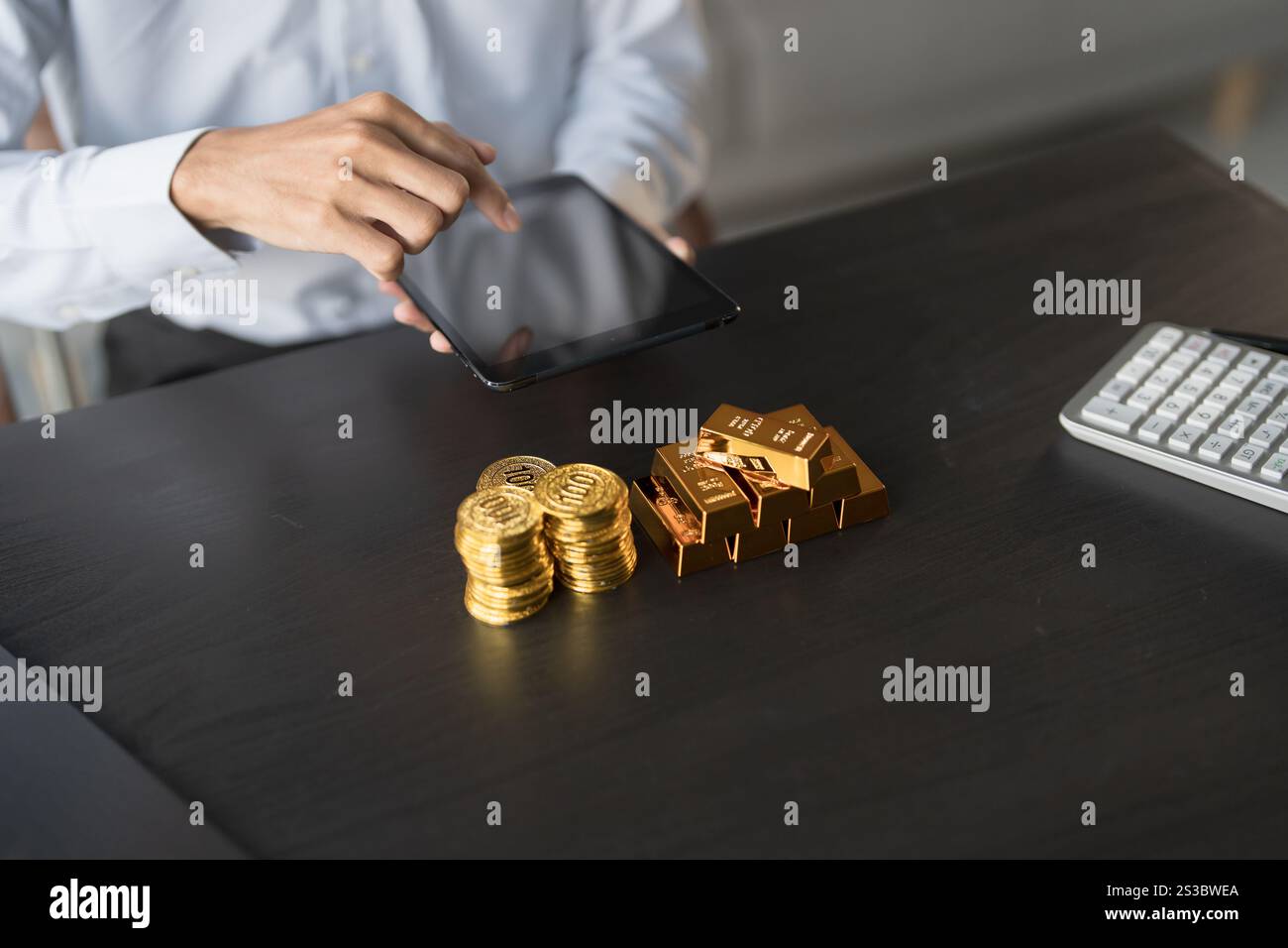 Uomo d'affari Gold Trading che offre oro investimenti in una società di estrazione dell'oro o Trading di oro in borsa prezzi in aumento Foto Stock