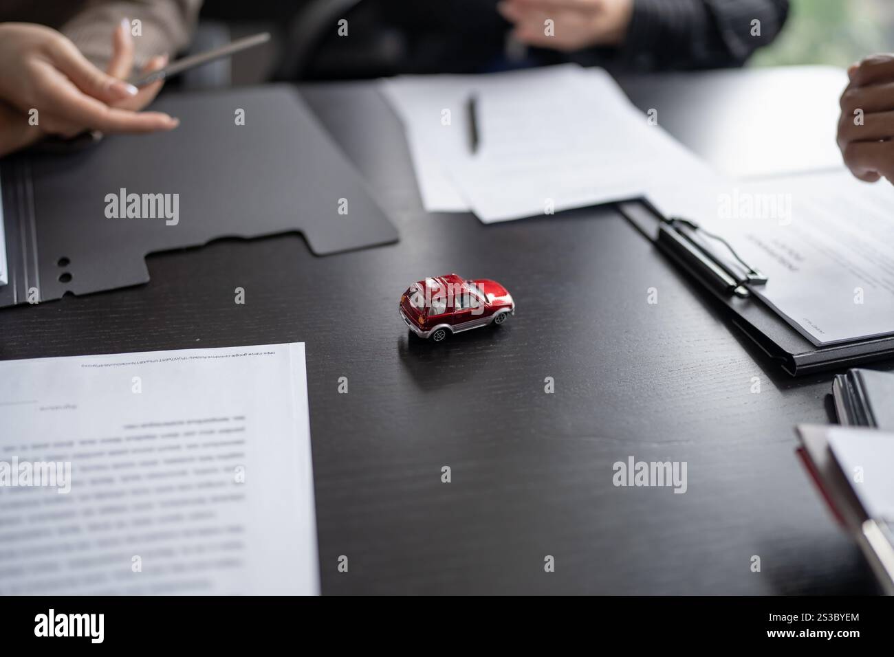 Sales Manager per dare consigli modulo di applicazione documento, considerando mutuo ipotecario speciali per auto e assicurazione casa Foto Stock