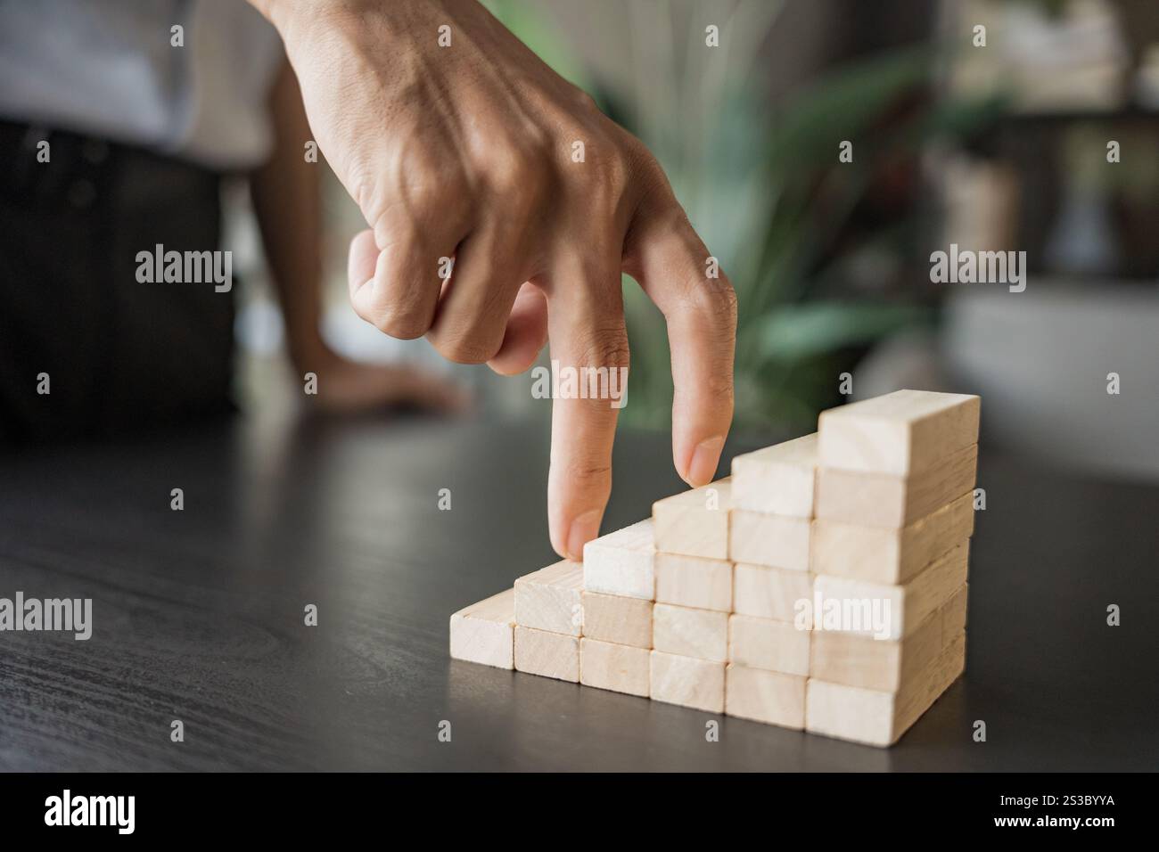 Processo di successo della crescita aziendale gestione delle scale di impilamento dei blocchi di legno concetto di strategia aziendale Foto Stock