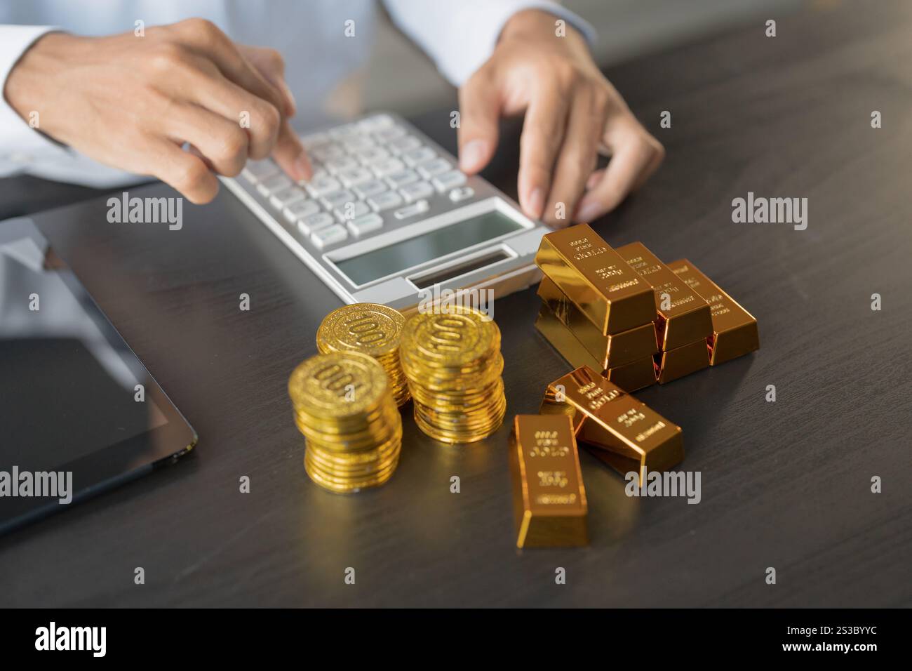 Uomo d'affari Gold Trading che offre oro investimenti in una società di estrazione dell'oro o Trading di oro in borsa prezzi in aumento Foto Stock