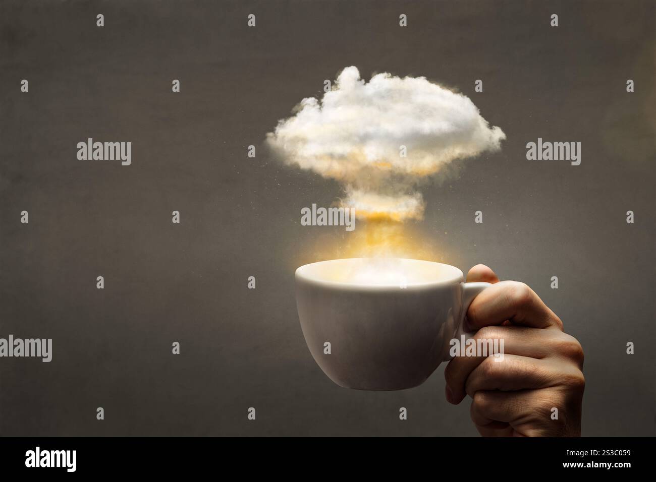 Tazza di caffè con una piccola nuvola di funghi Foto Stock