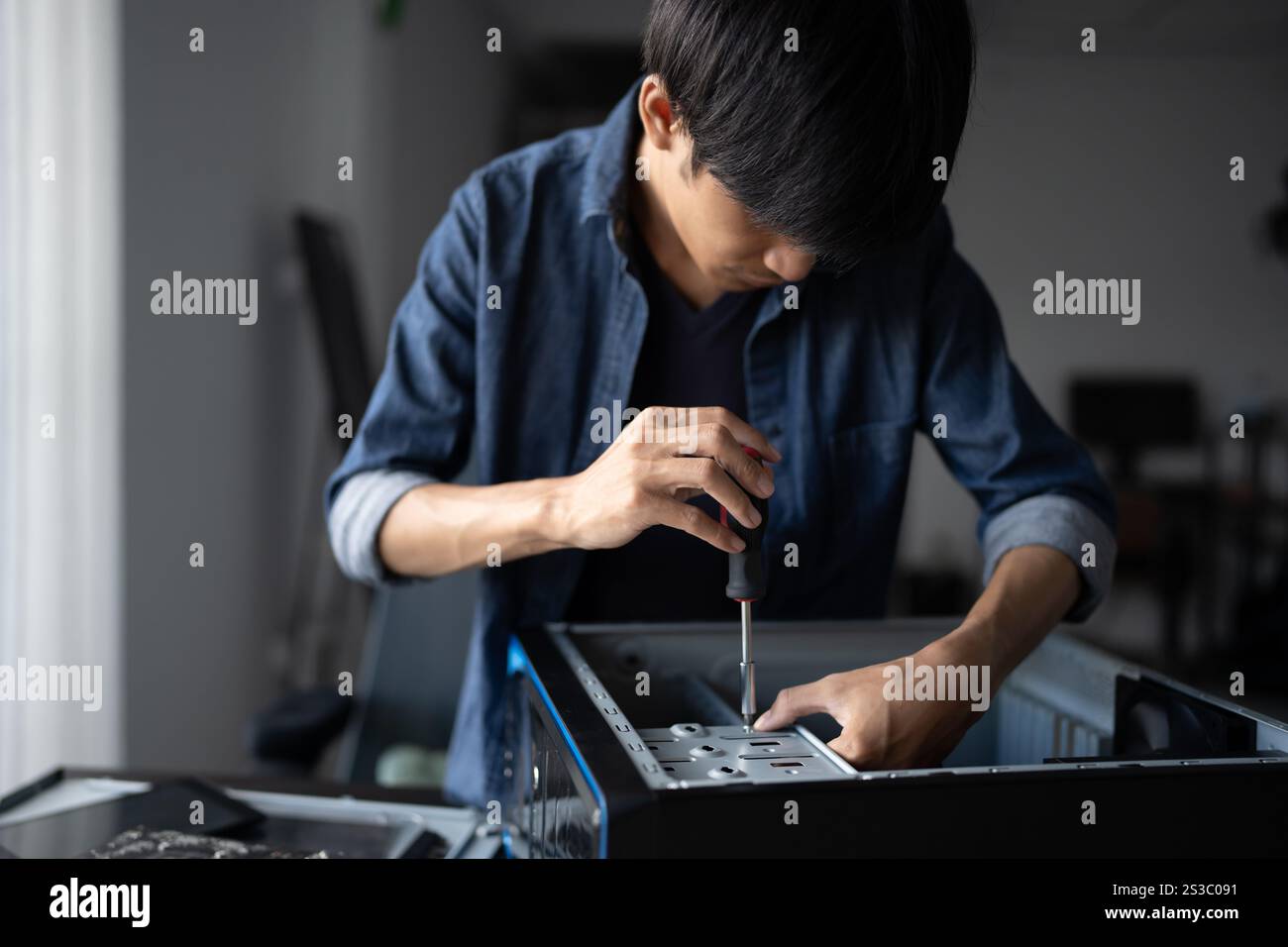 IT Engineer Installing hardware Equipment Development Facility Engineer Maintenance computer Motherboard Electronic repair shop Technology business. Foto Stock