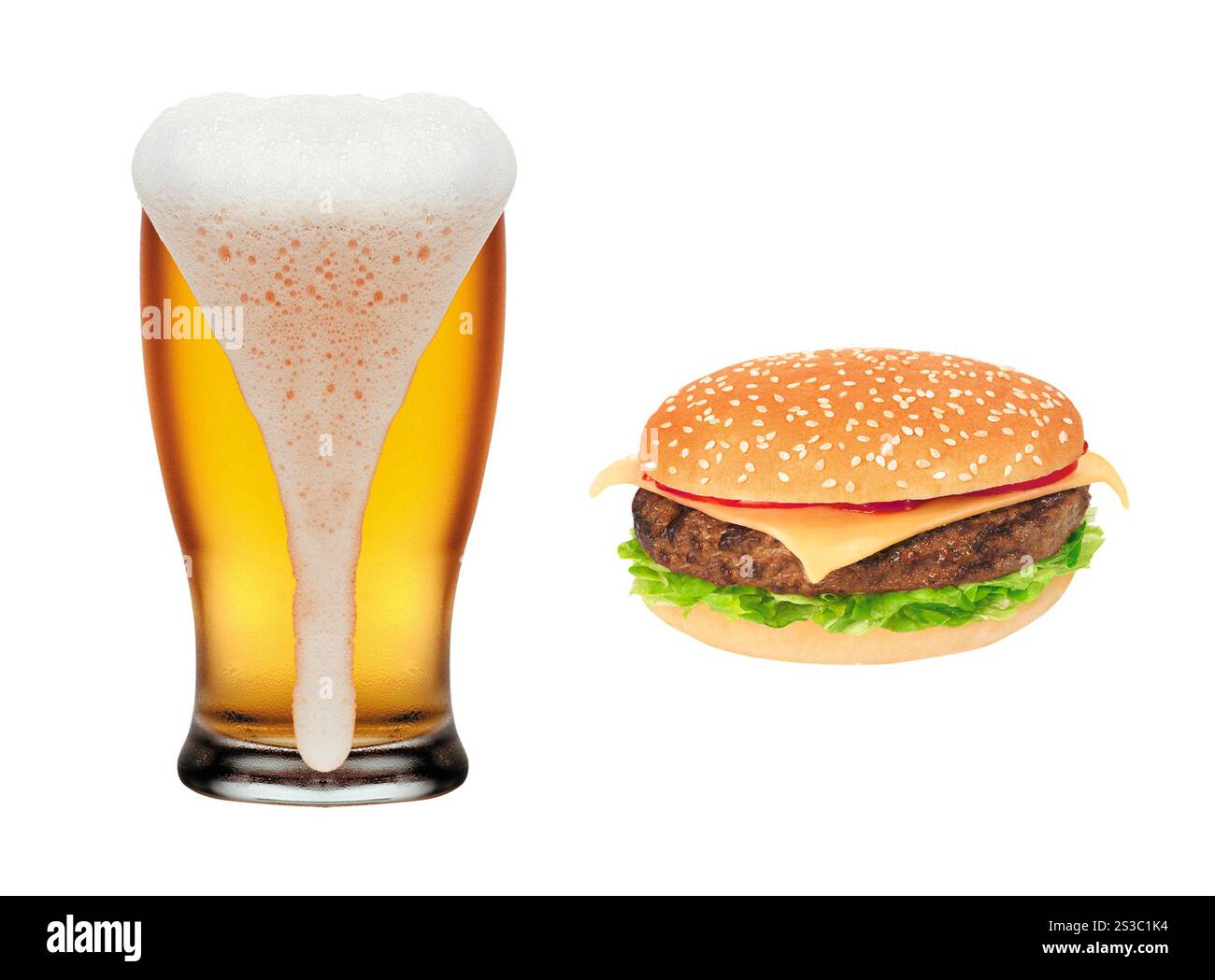 Hamburger e tazza di birra isolati su bianco. Hamburger e tazza di birra isolati Foto Stock