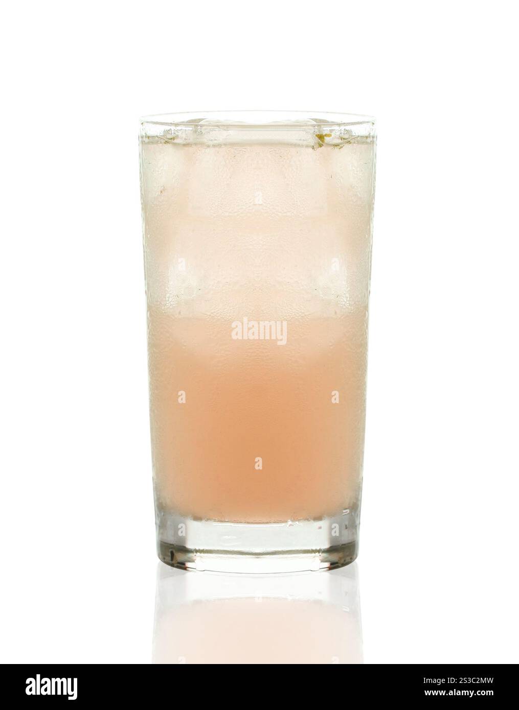 succo d'uva isolato su sfondo bianco. succo d'uva isolato Foto Stock