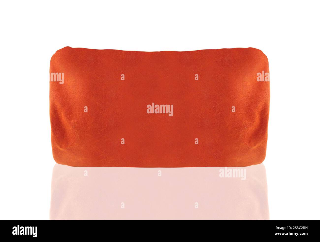 Cuscino rosso isolato su sfondo bianco. Cuscino rosso isolato Foto Stock Cuscino rosso isolato su sfondo bianco. Cuscino rosso isolato Foto Stock