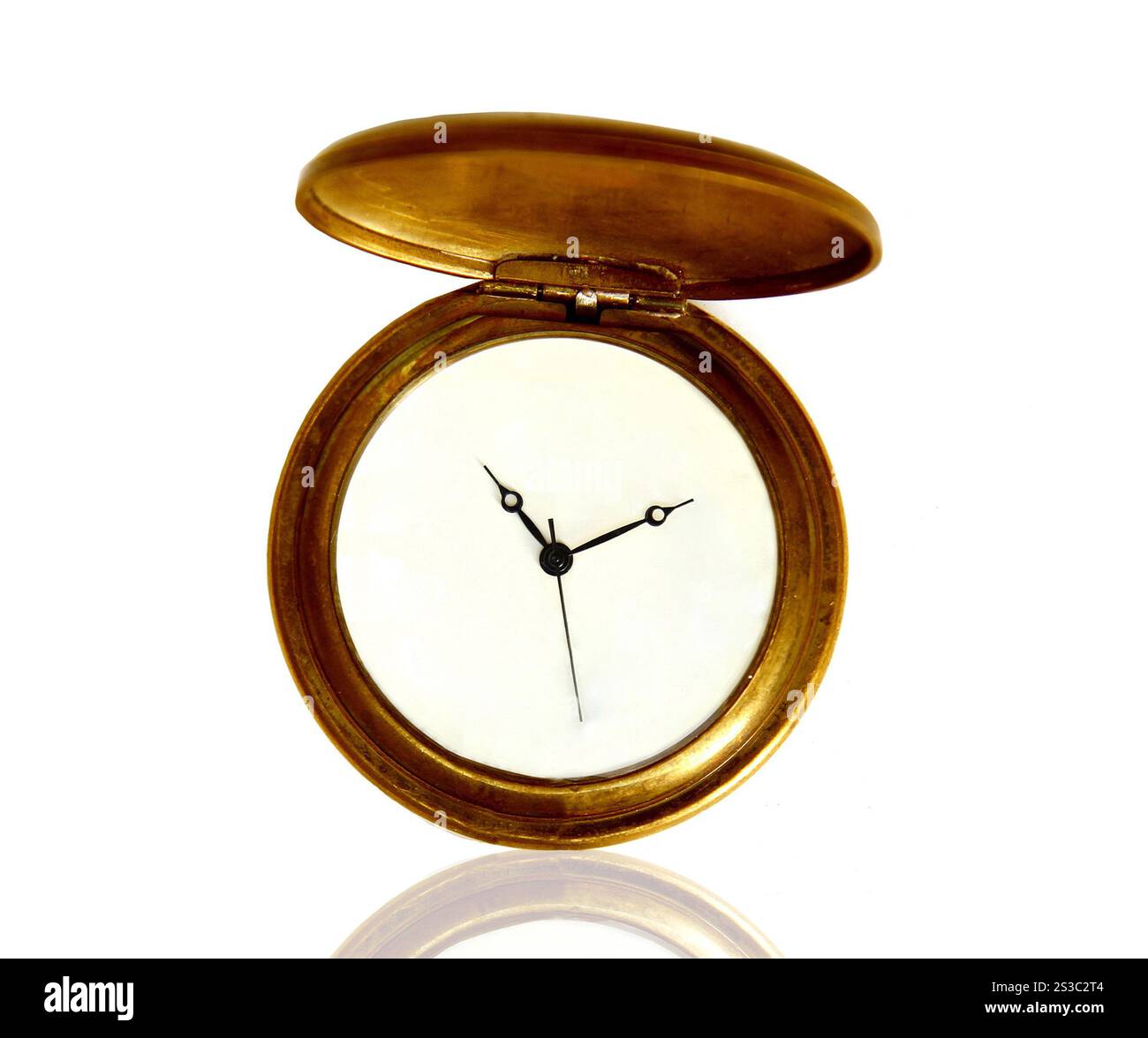 Pocket Watch Antique isolato su sfondo bianco. Orologio tascabile anticato Foto Stock