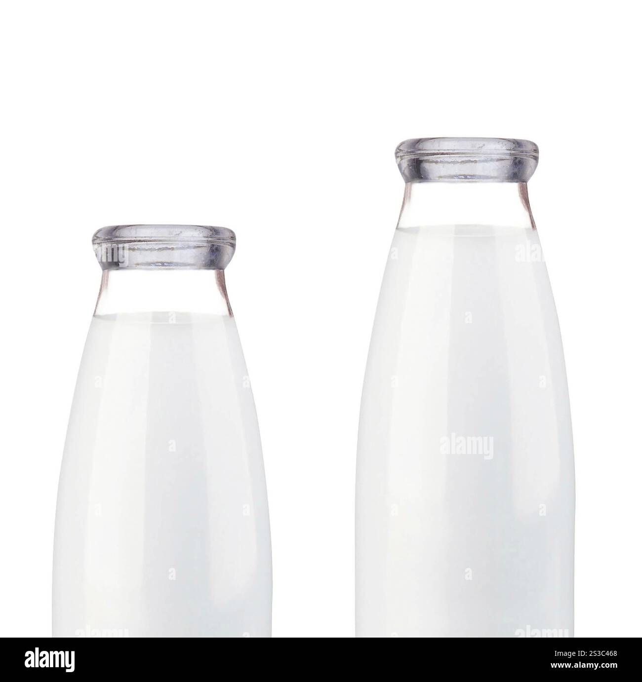 Bottiglia di latte per bicchieri tradizionale isolata su bianco. Tradizionale biberon in vetro isolato su bianco Foto Stock