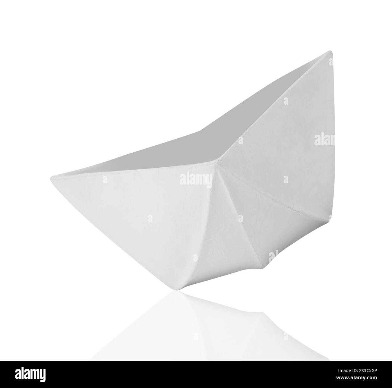 Spedizione in carta Origami isolata su sfondo bianco. Nave di carta Origami Foto Stock