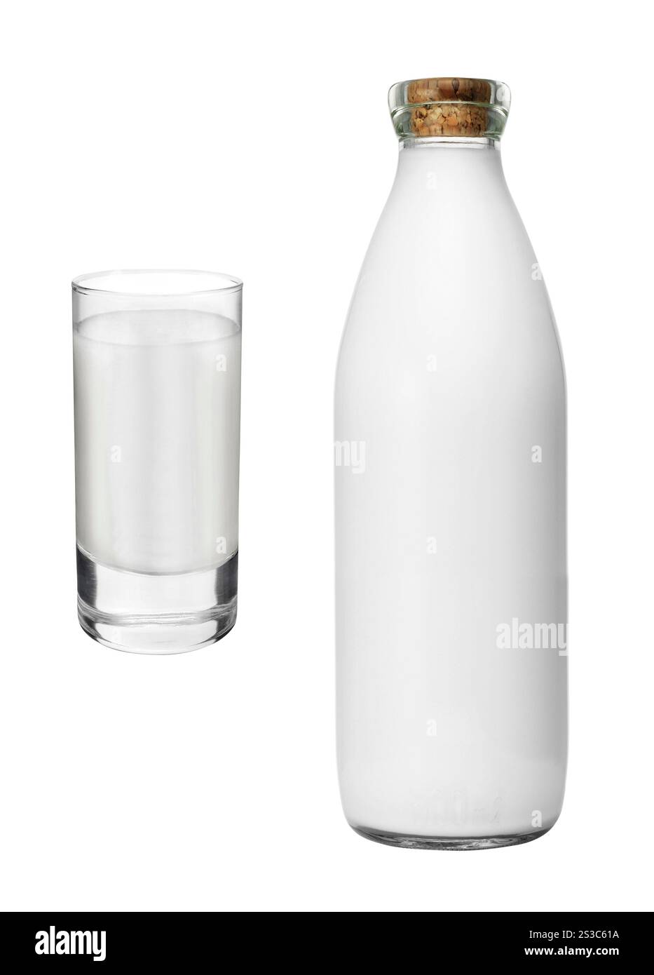 biberon con bicchiere di latte isolato su bianco Foto Stock