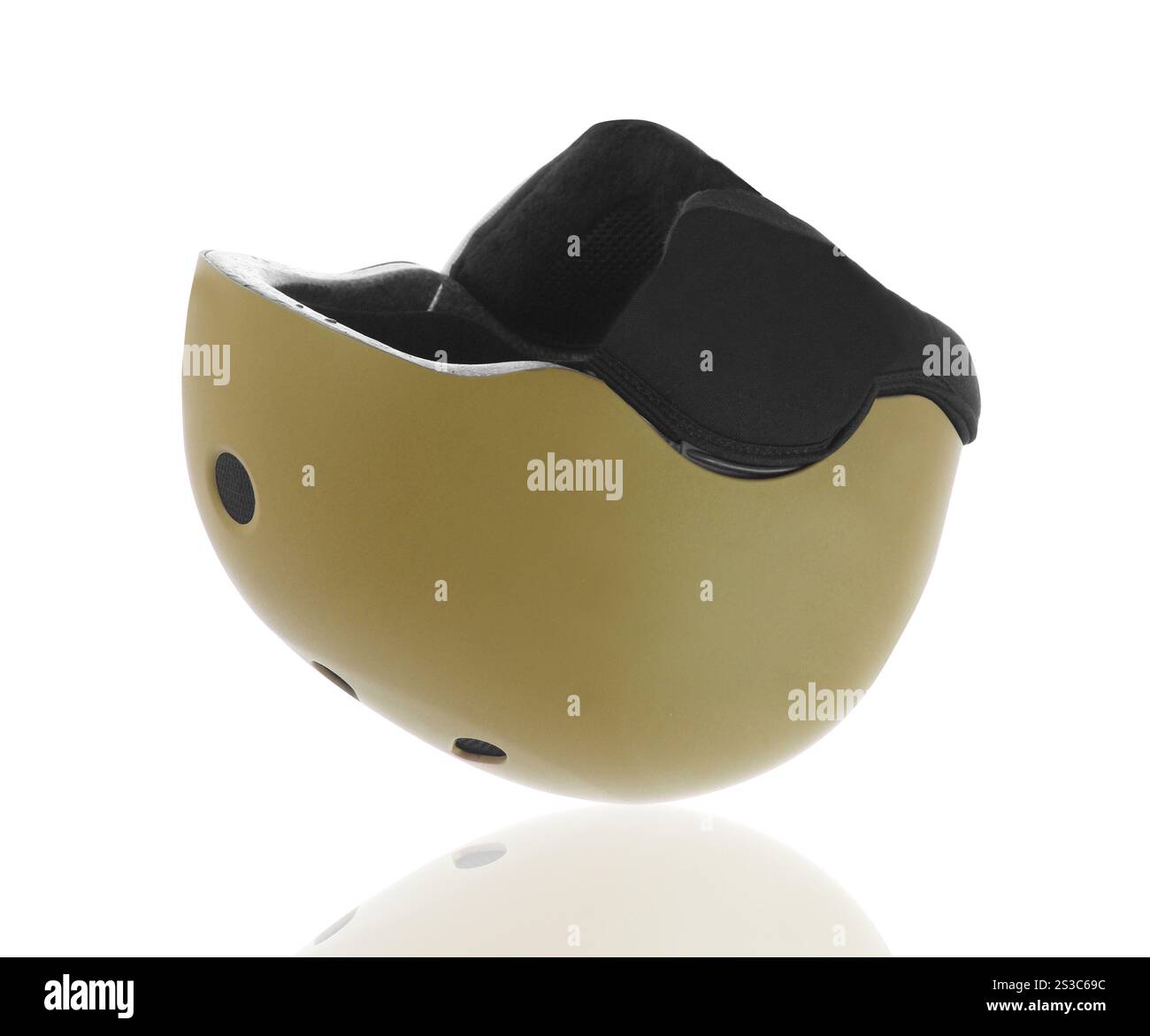 casco da moto aperto su sfondo bianco. casco da moto aperto Foto Stock