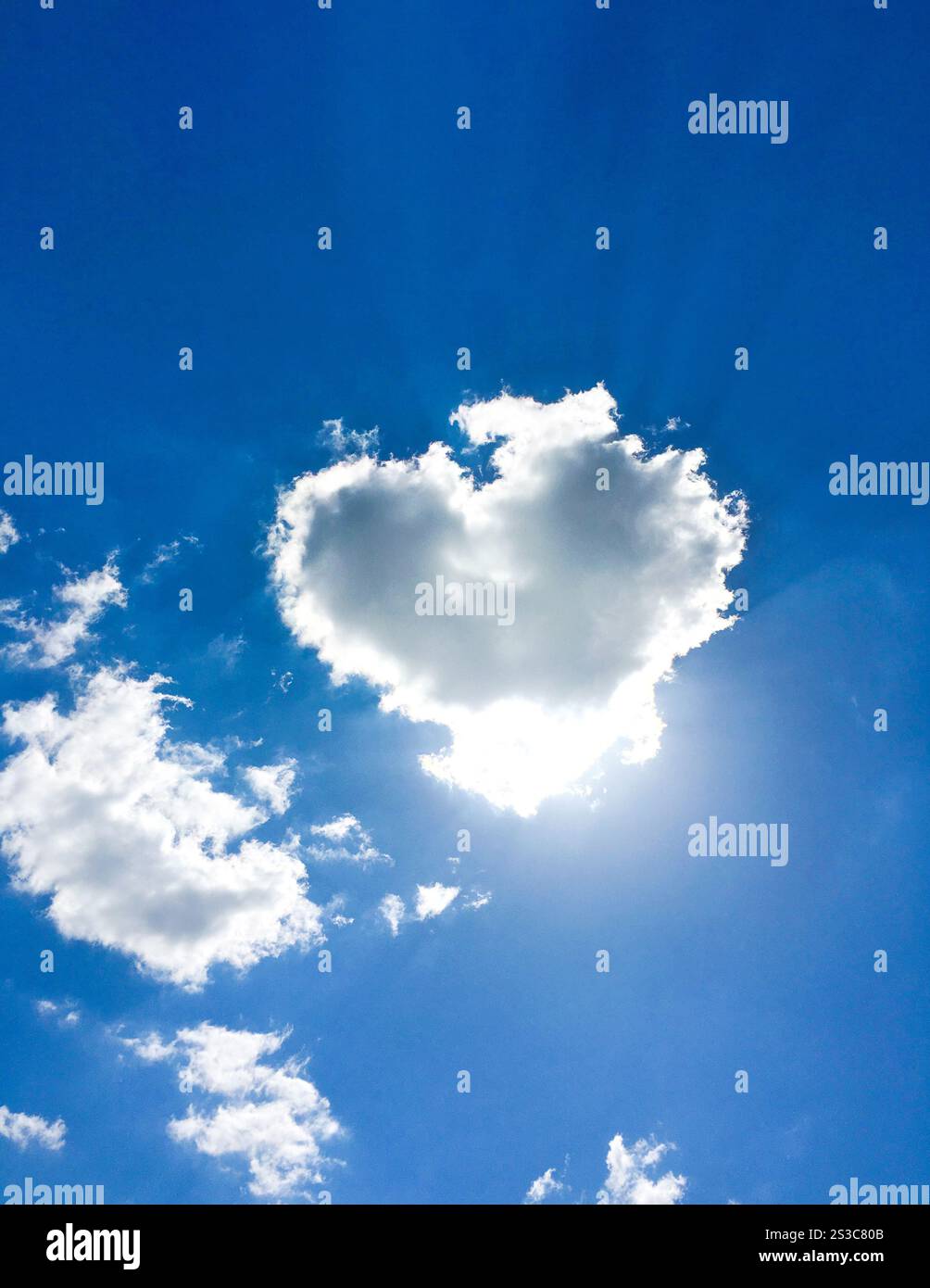 A forma di cuore in cloud il cielo blu Foto Stock A forma di cuore in cloud il cielo blu Foto Stock