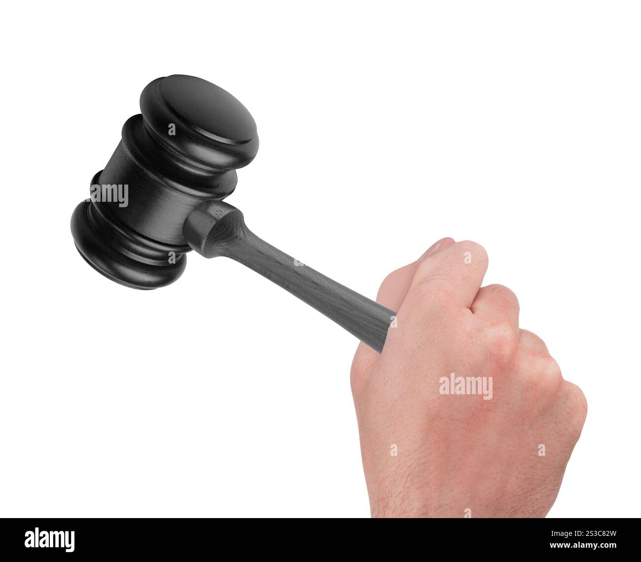 Mano maschio che tiene il martelletto di legno isolato su sfondo bianco Foto Stock