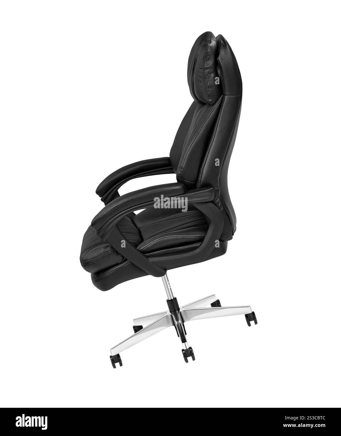 Sedia da ufficio in pelle nera isolata su bianco. Sedia da ufficio in pelle nera isolata Foto Stock