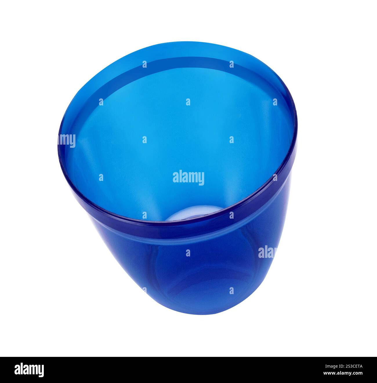 Blue tazza in plastica vuota isolata su bianco Foto Stock