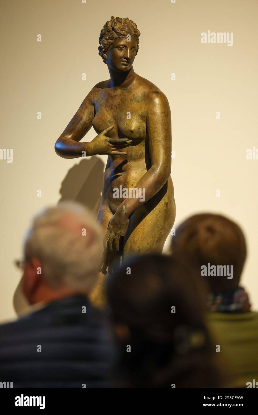 Lipsia, Germania. 9 gennaio 2025. La copia in bronzo della Venere Medici degli Uffizi di Firenze è esposta al Museo grassi durante la conferenza stampa annuale. La figura era un tempo di proprietà del criminale nazista Hermann Göring e fu affondata nel lago di fronte alla tenuta di Göring nel 1945. È stato recuperato solo nel 1990. Nel suo 150° anno, il Museo grassi di Arti applicate di Lipsia ha stabilito un nuovo record di visitatori con 109.000 ospiti. Crediti: Jan Woitas/dpa/Alamy Live News Foto Stock