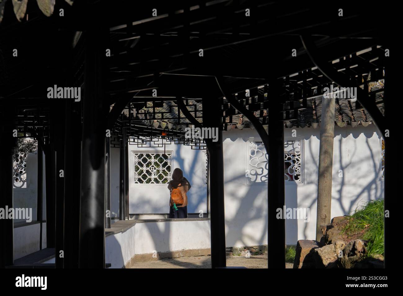 Suzhou, la provincia cinese di Jiangsu. 9 gennaio 2025. Un turista visita l'Humble Administrator's Garden a Suzhou, nella provincia di Jiangsu, nella Cina orientale, 9 gennaio 2025. L'umile Giardino dell'Amministratore è stato iscritto nella lista dei patrimoni culturali dell'umanità dall'UNESCO nel 1997. Crediti: Li Bo/Xinhua/Alamy Live News Foto Stock