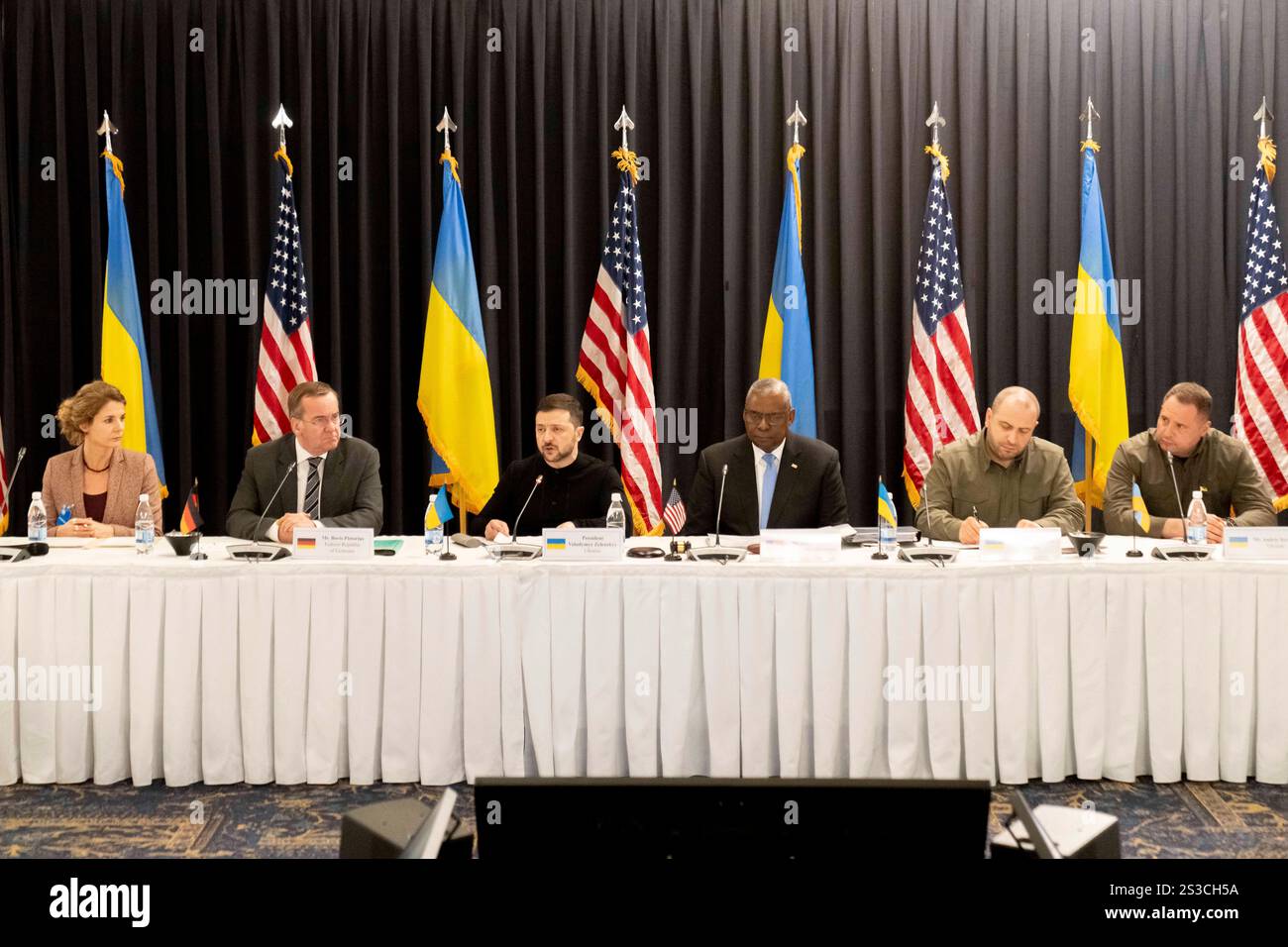 9 gennaio, Ramstein Air base, Germania. Tra gli altri: BORIS PISTORIUS, VOLODYMYR ZELENSKY e il Segretario alla difesa LLOYD J. AUSTIN III all'incontro del gruppo di contatto per la difesa dell'Ucraina (UDCG) alla base aerea di Ramstein. Crediti: Andreas Stroh/Alamy Live News Foto Stock