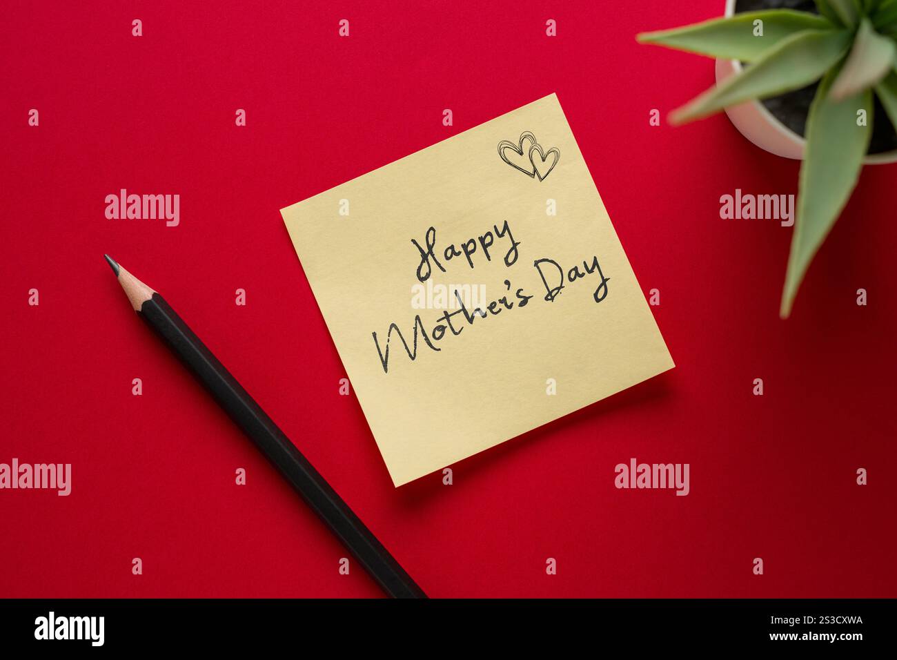 Buona festa della mamma scritta su carta su sfondo rosso Foto Stock